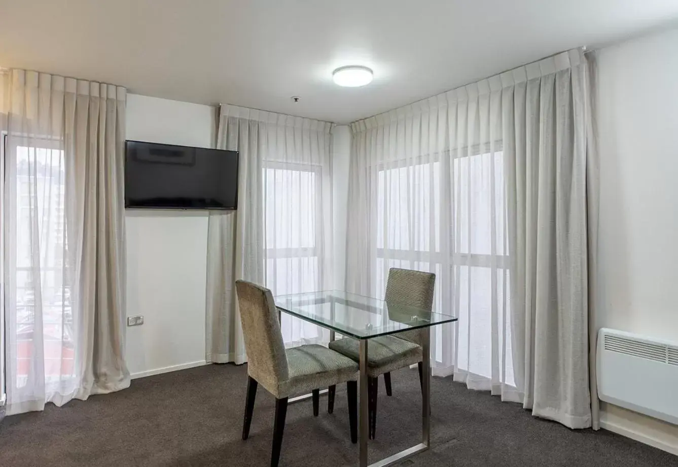 Dining area, TV/Entertainment Center in Mercure Wellington Central City Hotel and Apartments