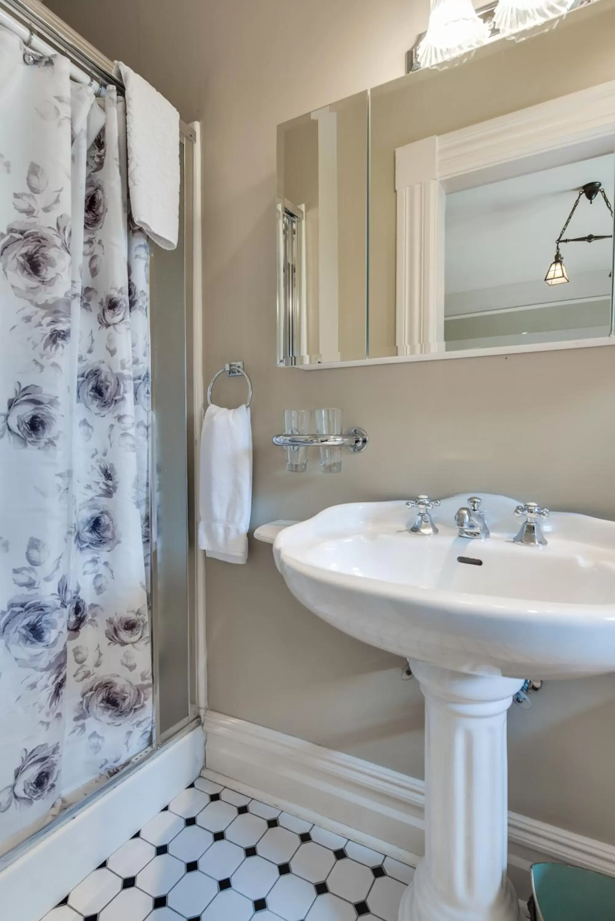 Shower, Bathroom in O Canada House Bed & Breakfast
