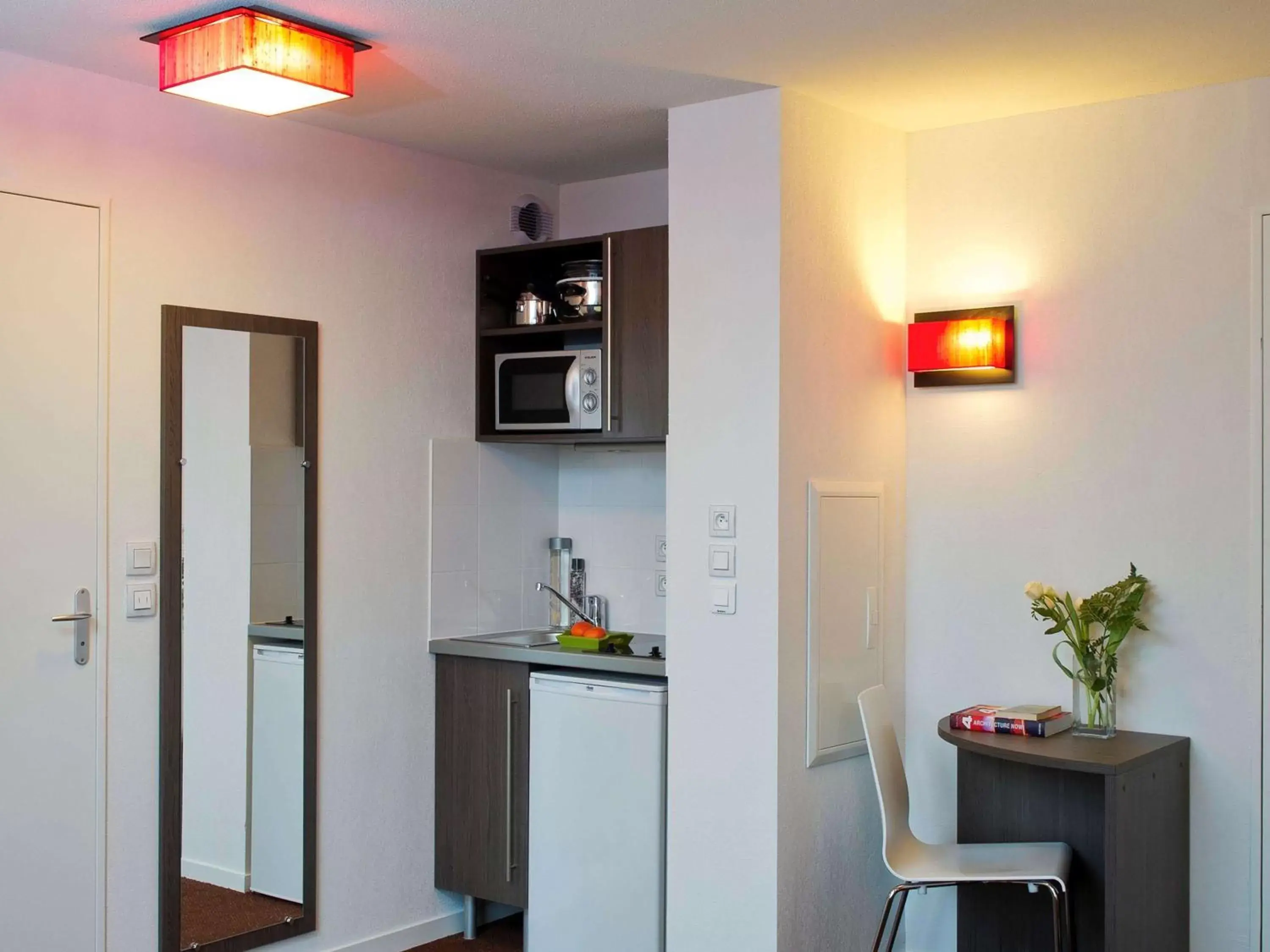 Photo of the whole room, Kitchen/Kitchenette in Aparthotel Adagio Access Nantes Viarme