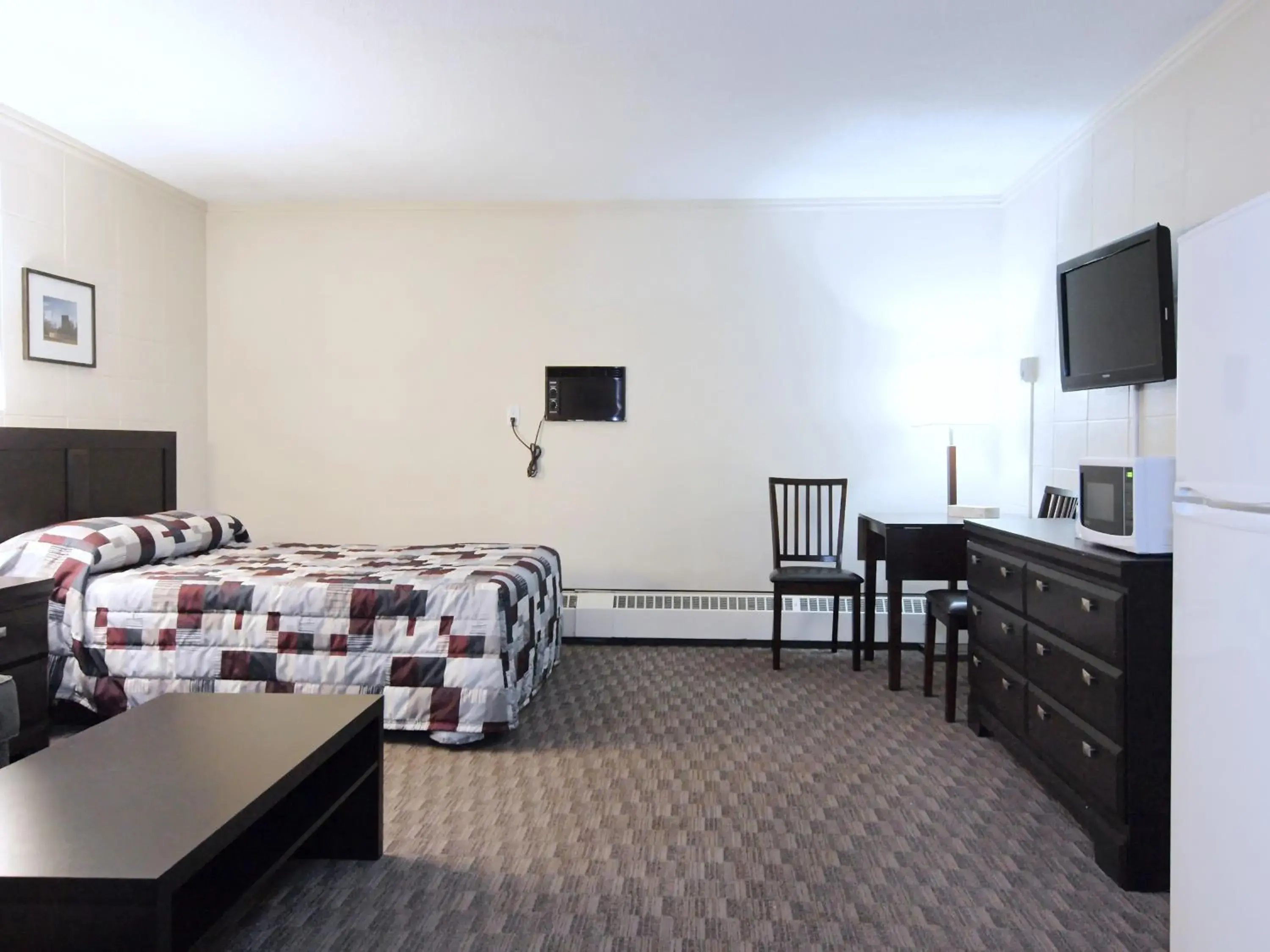 Photo of the whole room, Bed in Canadian Motor Inn