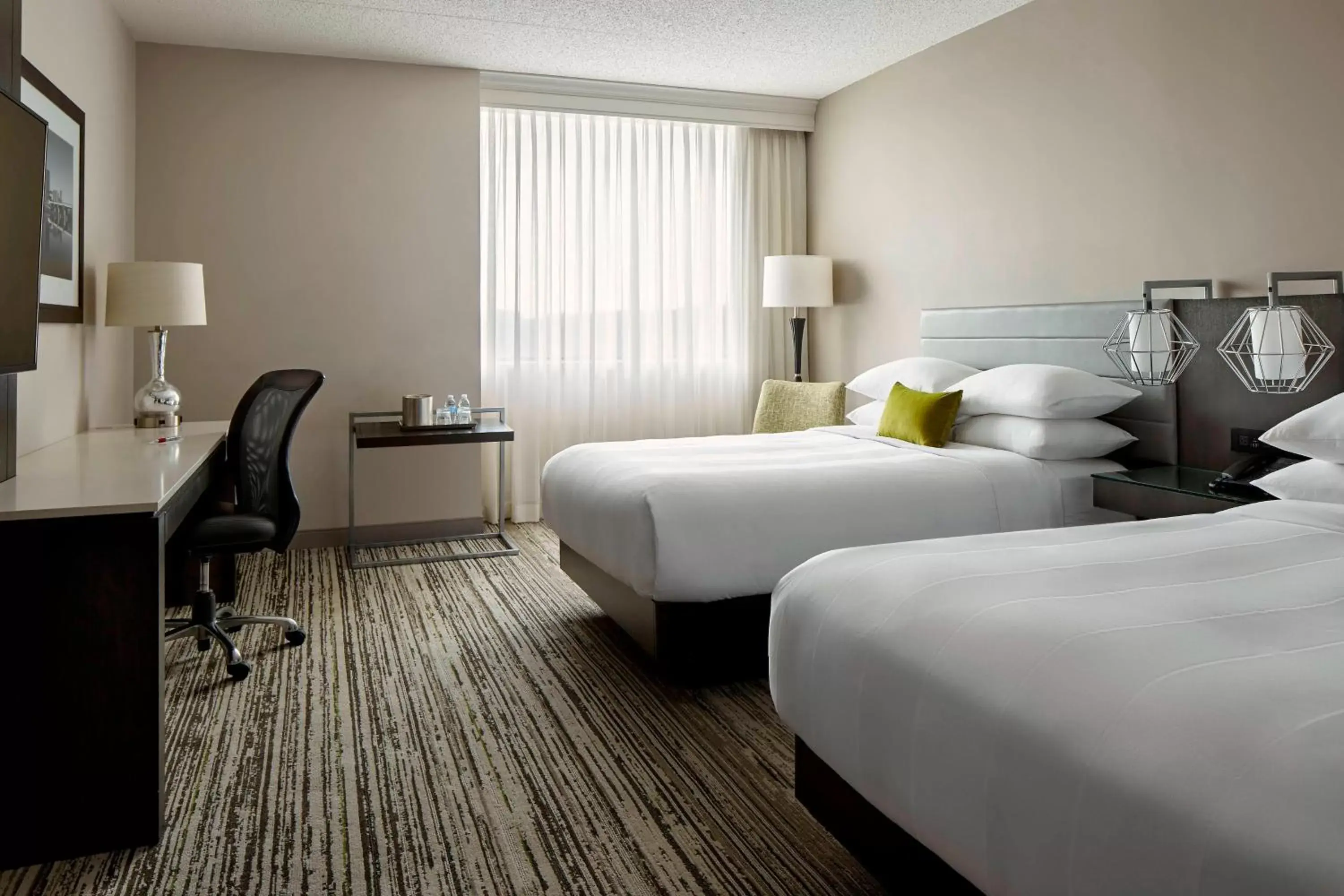 Photo of the whole room, Bed in Marriott Hartford/Windsor Airport