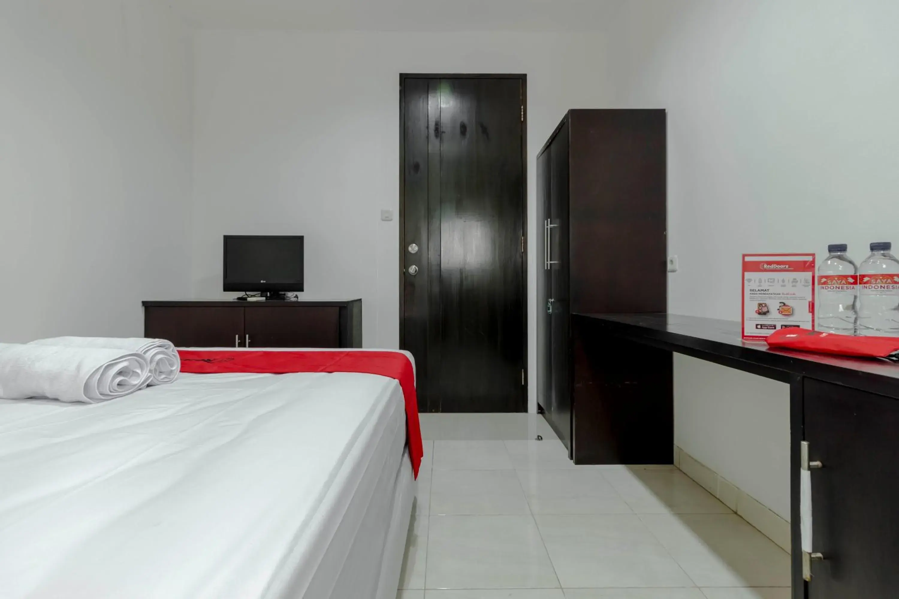 Bedroom, Bed in RedDoorz Plus @ Pasar Baru