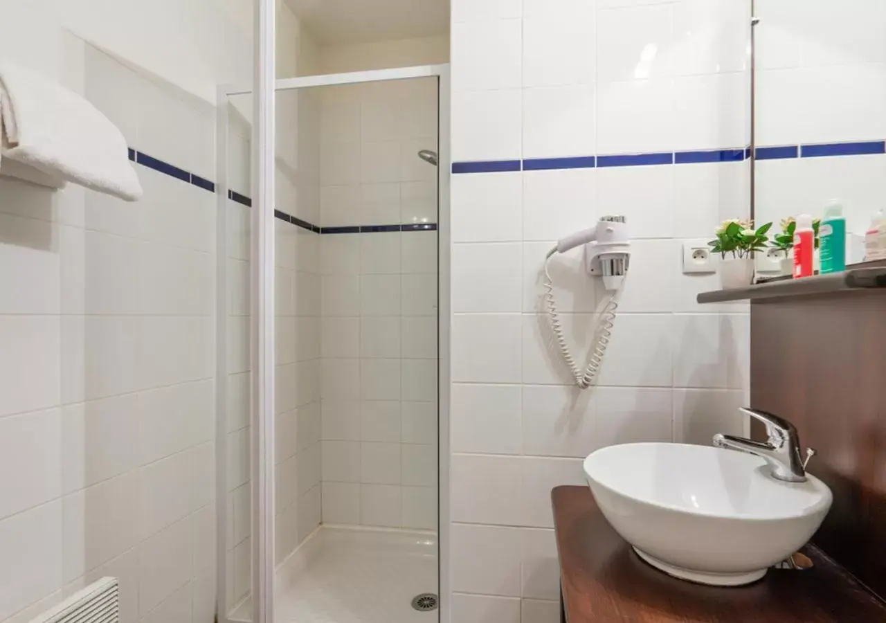 Bathroom in Zenitude Hôtel-Résidences Béziers Centre