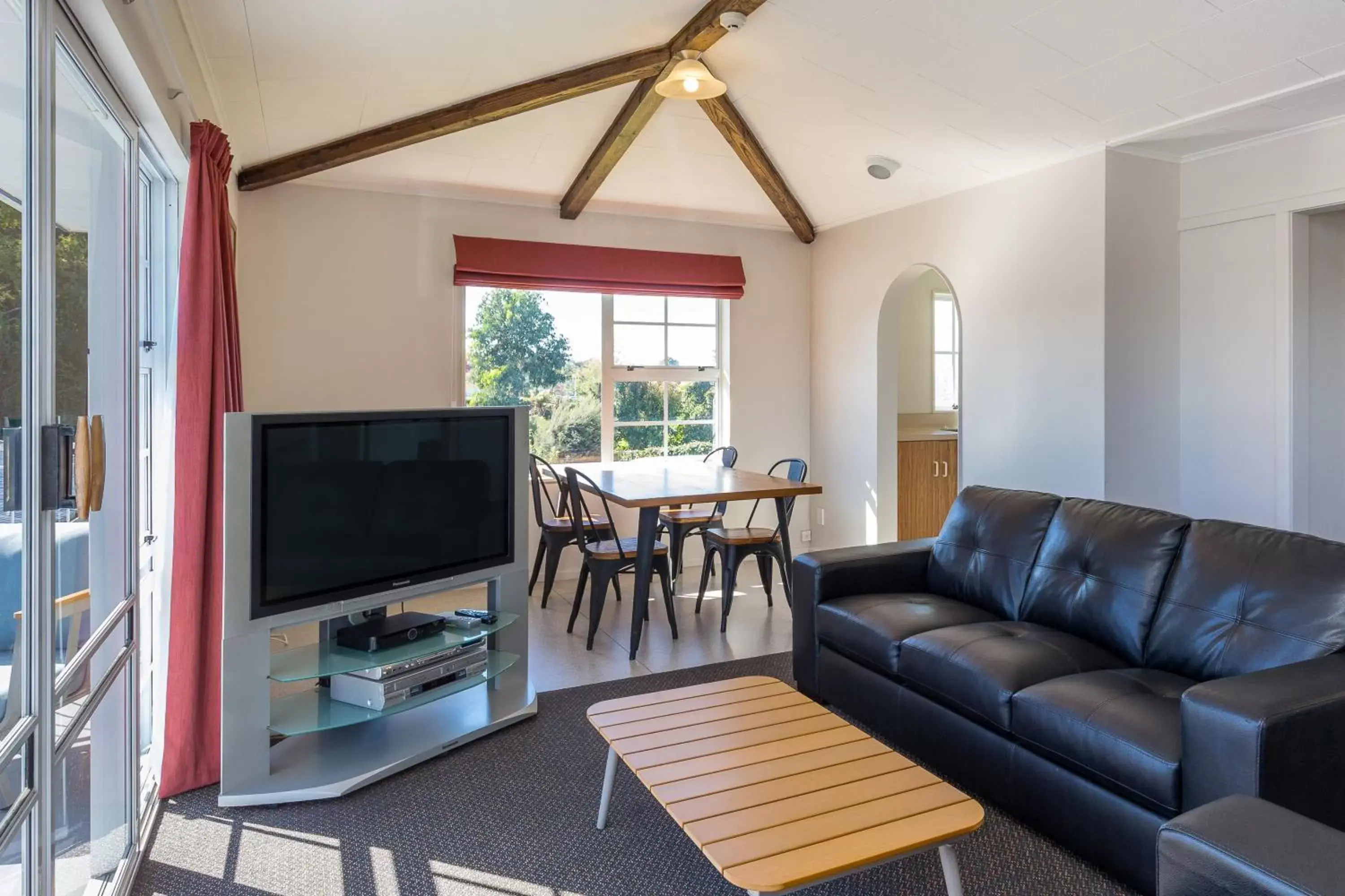 Living room, Seating Area in Cherylea Motel