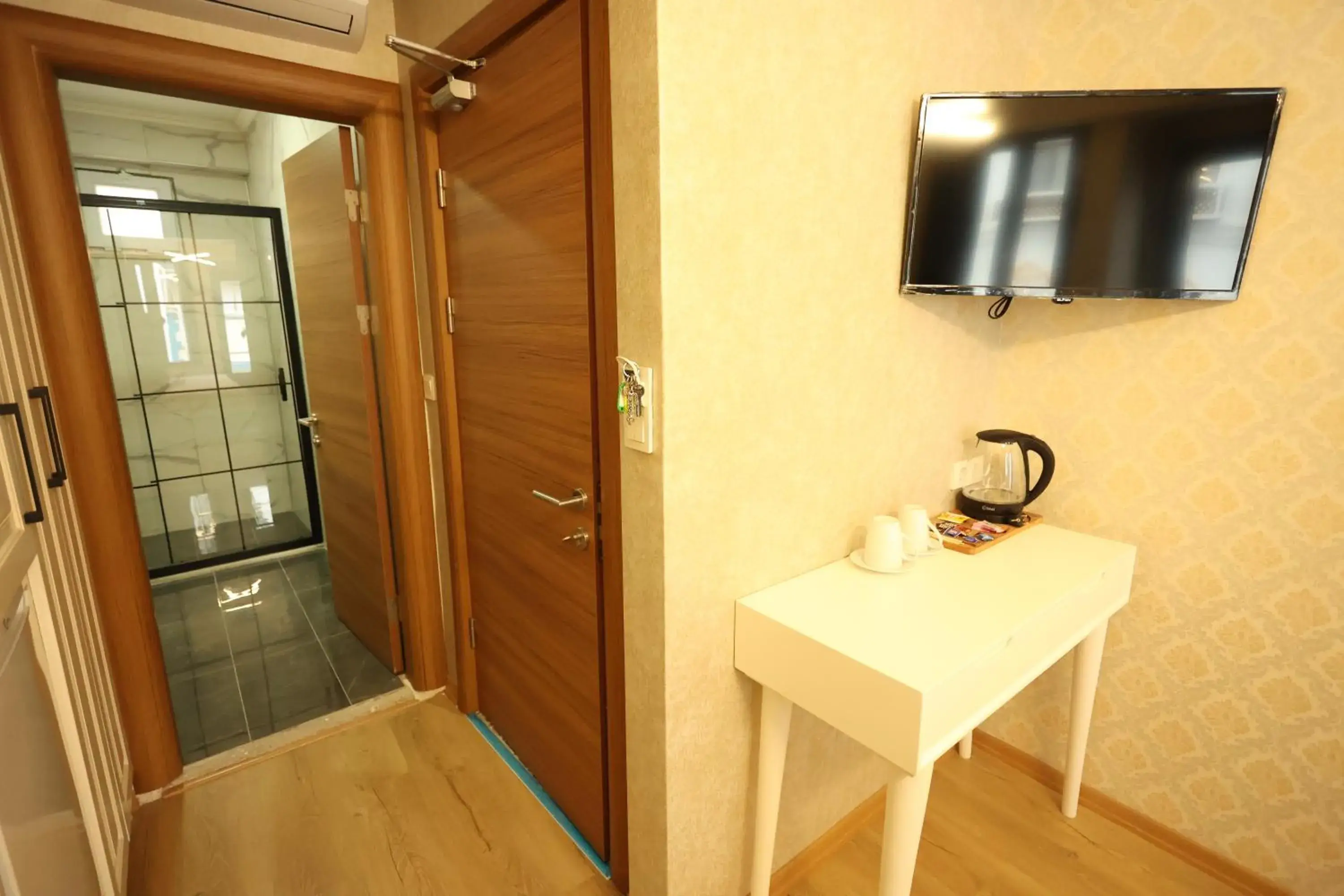TV and multimedia, Bathroom in Asmali Hotel