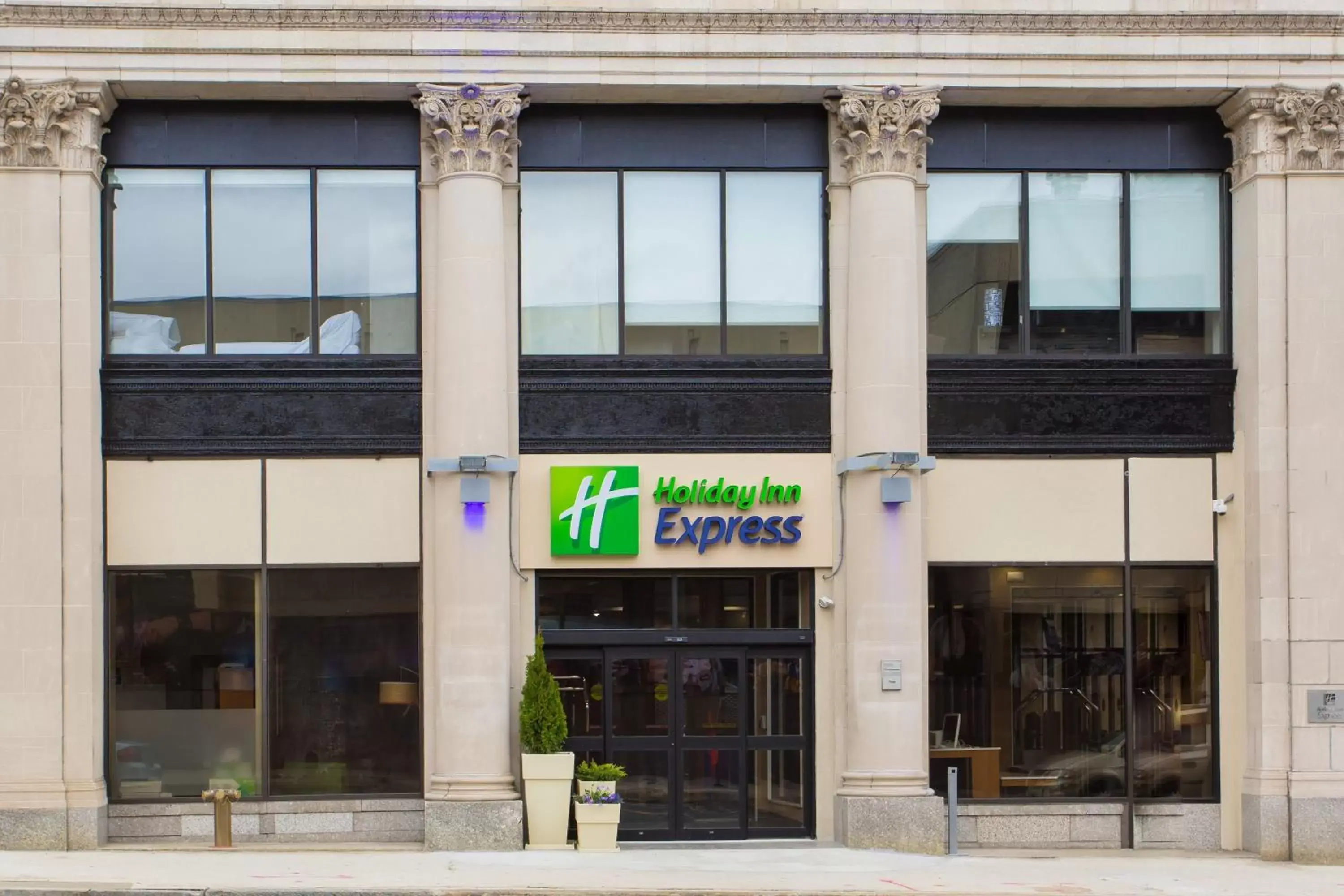 Property Building in Holiday Inn Express - Springfield Downtown, an IHG Hotel