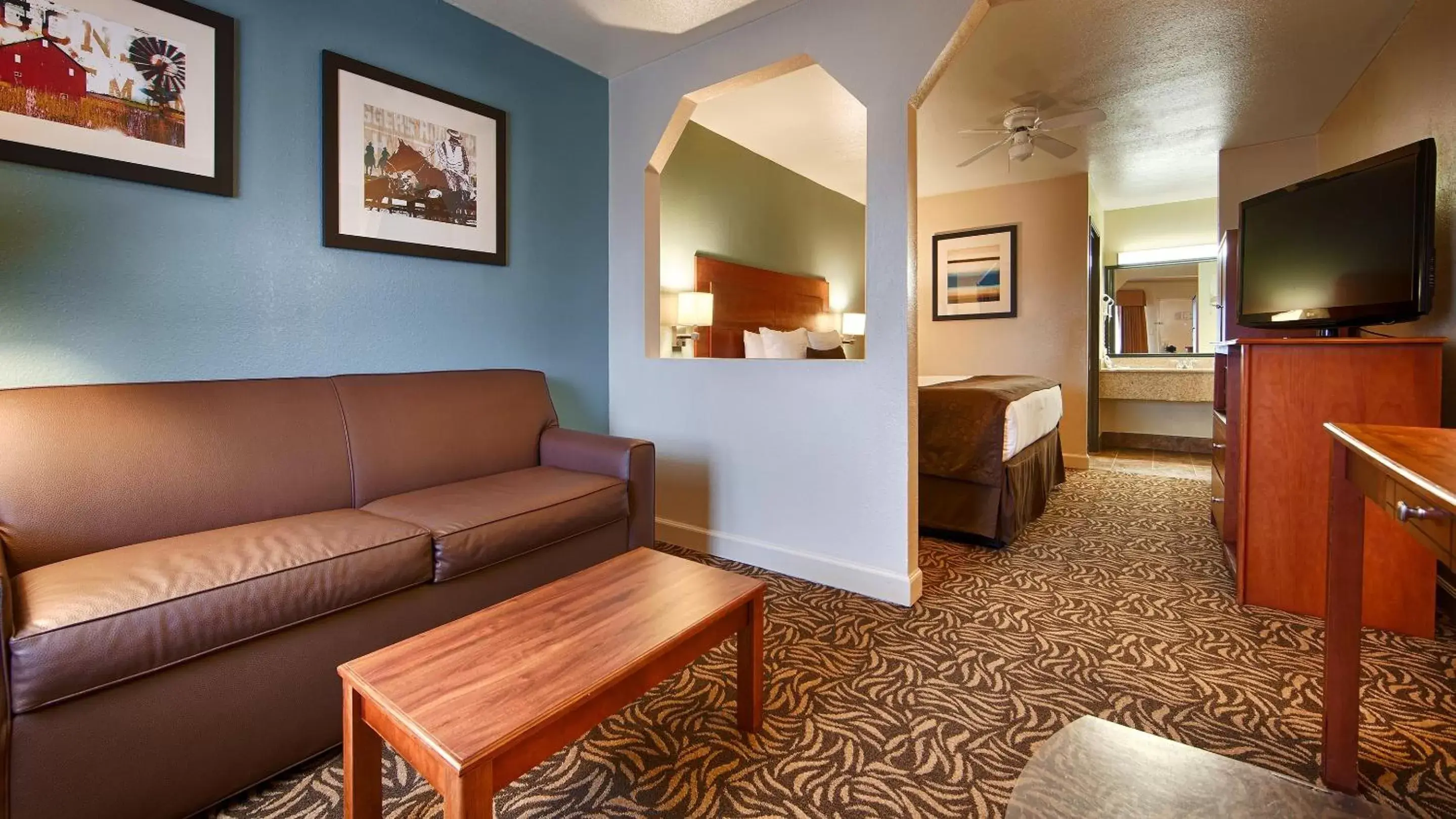 Photo of the whole room, Seating Area in Best Western Regency Inn & Suites