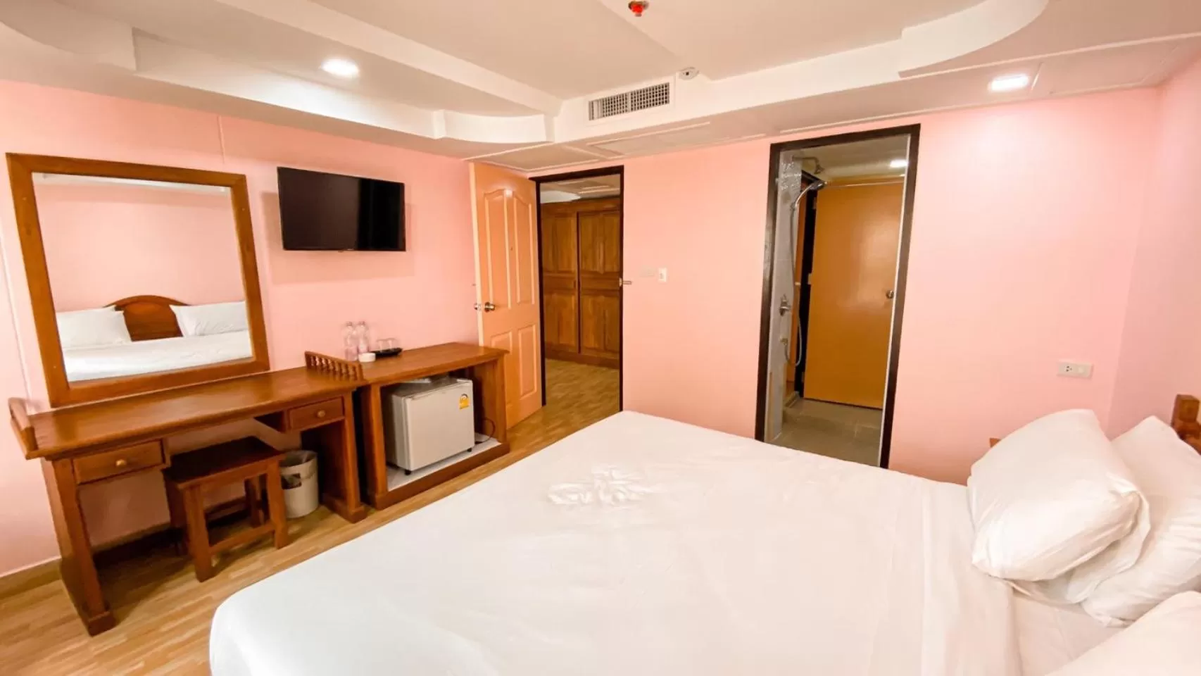 TV and multimedia, Bed in A.A. Pattaya Golden Beach Hotel