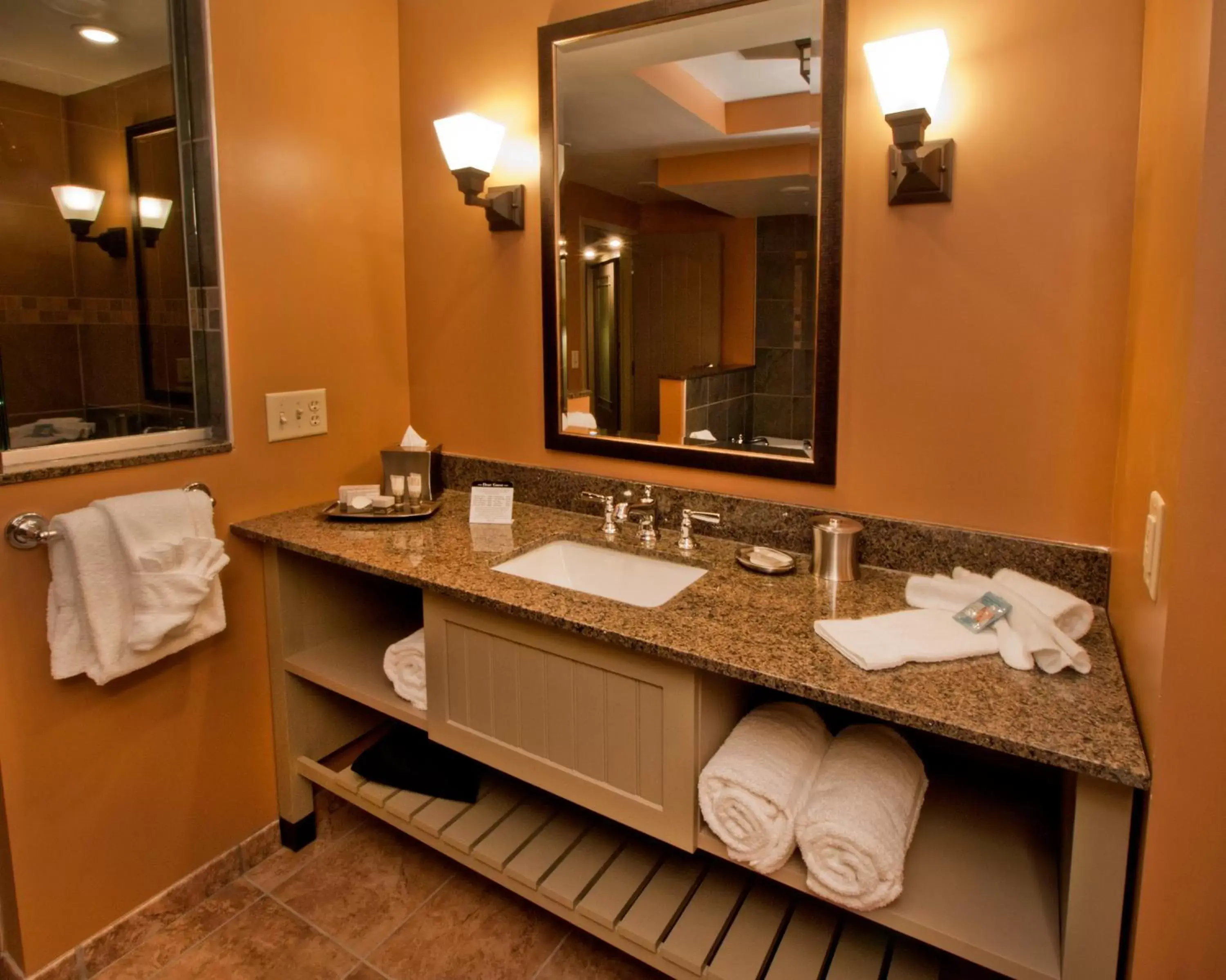Bathroom in 1000 Islands Harbor Hotel