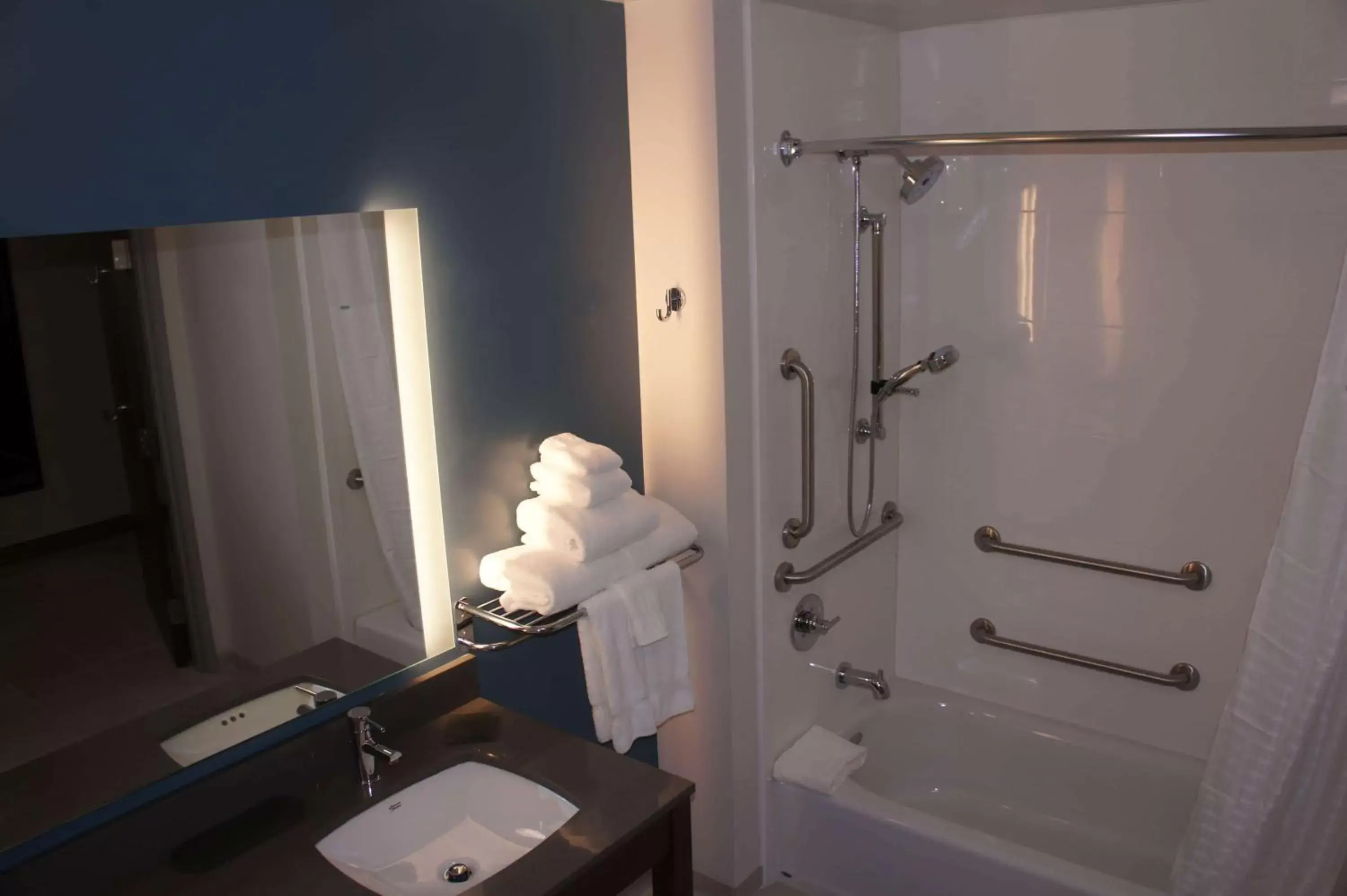 Deluxe King Room with Bathtub with Grab Bars - Mobility Accessible/Non-Smoking in La Quinta Inn & Suites by Wyndham Littleton-Red Rocks Deluxe King Room with Bathtub with Grab Bars - Mobility Accessible/Non-Smoking in La Quinta Inn & Suites by Wyndham Littleton-Red Rocks