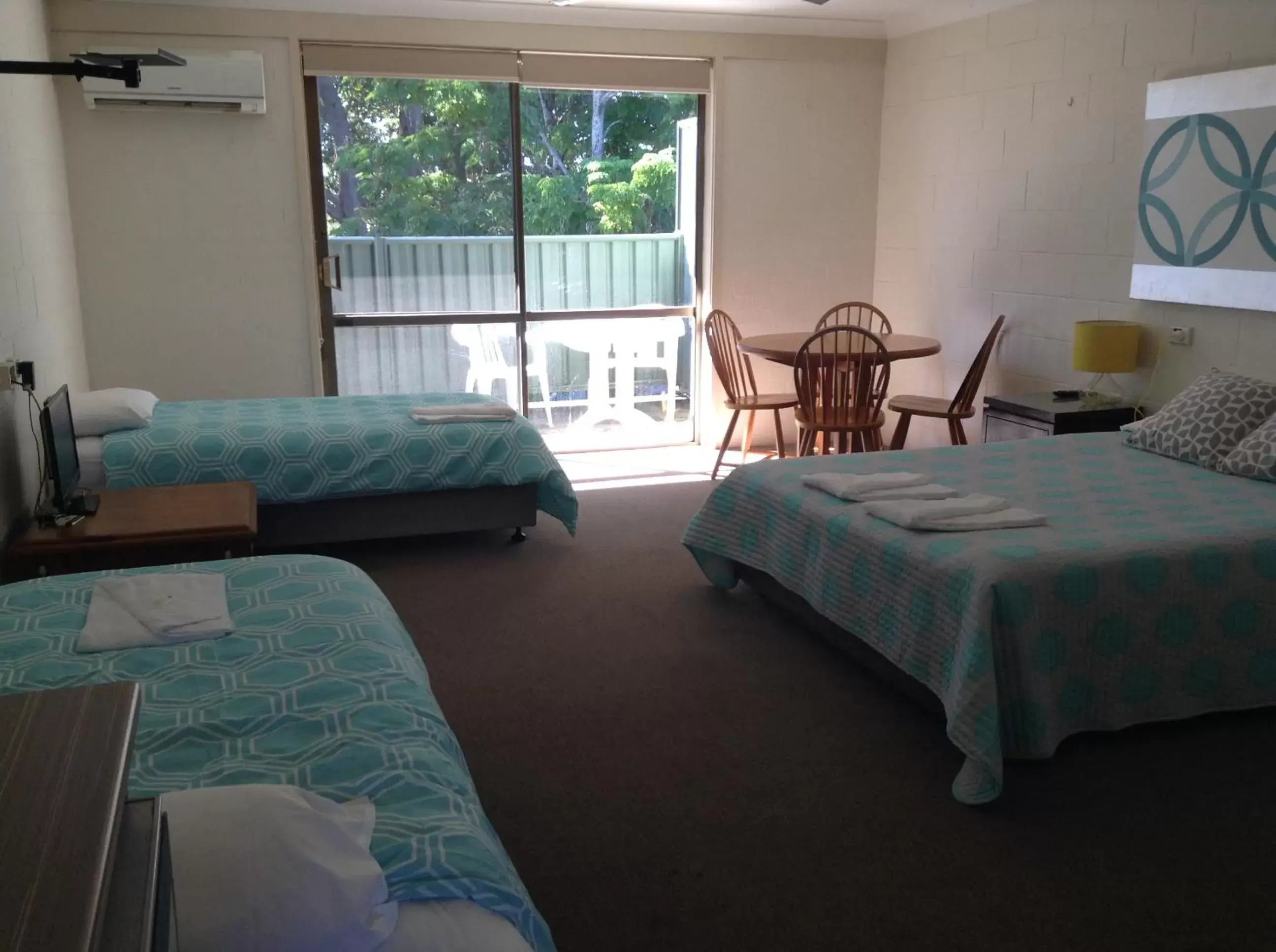 Photo of the whole room, Bed in Settlers Inn