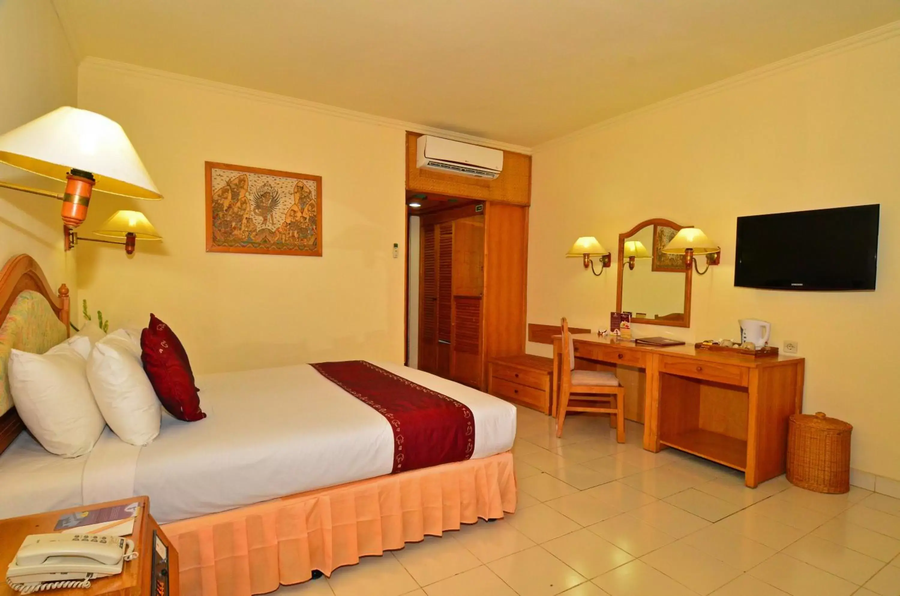 Bedroom, TV/Entertainment Center in Inna Sindhu Beach Hotel & Resort