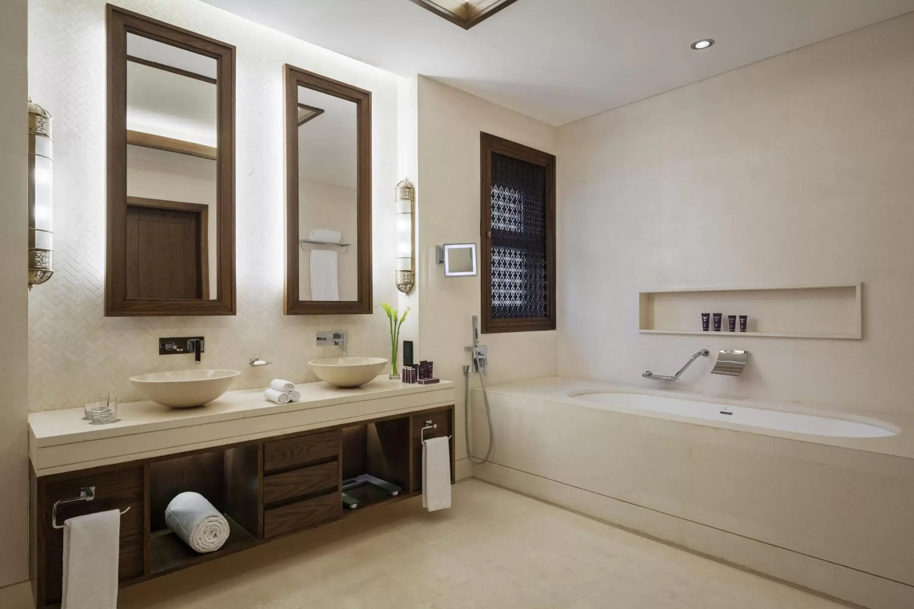 Hot Tub, Bathroom in InterContinental Durrat Al Riyadh Resort & Spa, an IHG Hotel