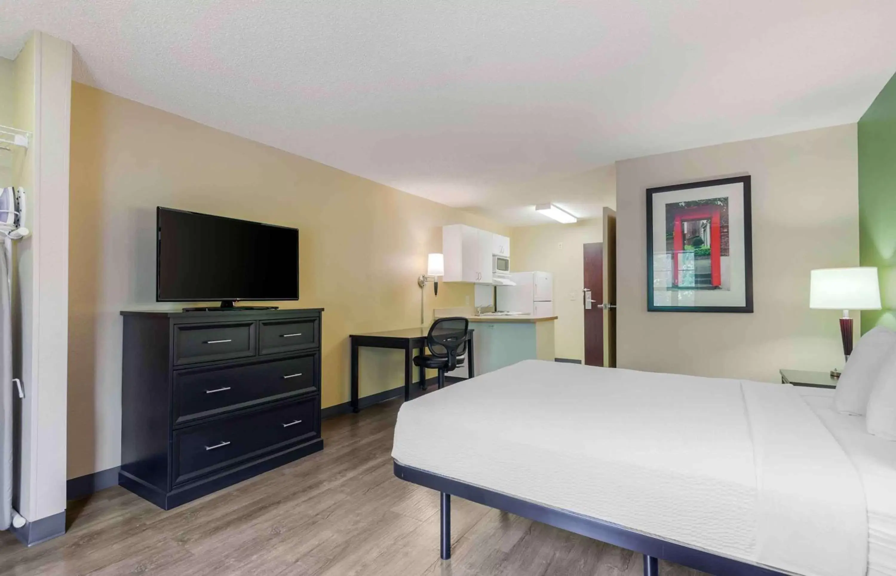 Bedroom, Bed in Extended Stay America Suites - Asheville - Tunnel Rd