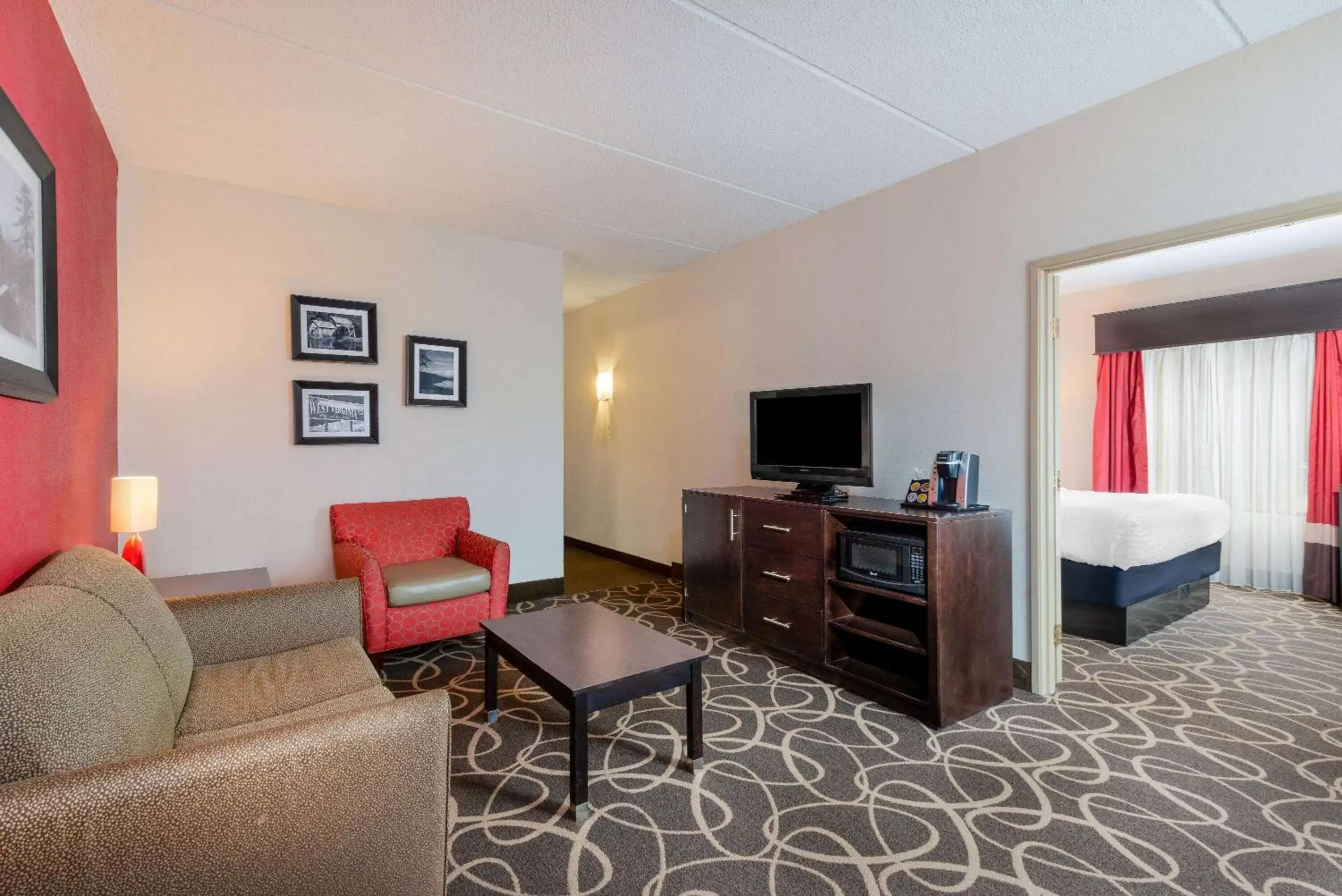 Photo of the whole room, TV/Entertainment Center in La Quinta Inn & Suites - New River Gorge National Park