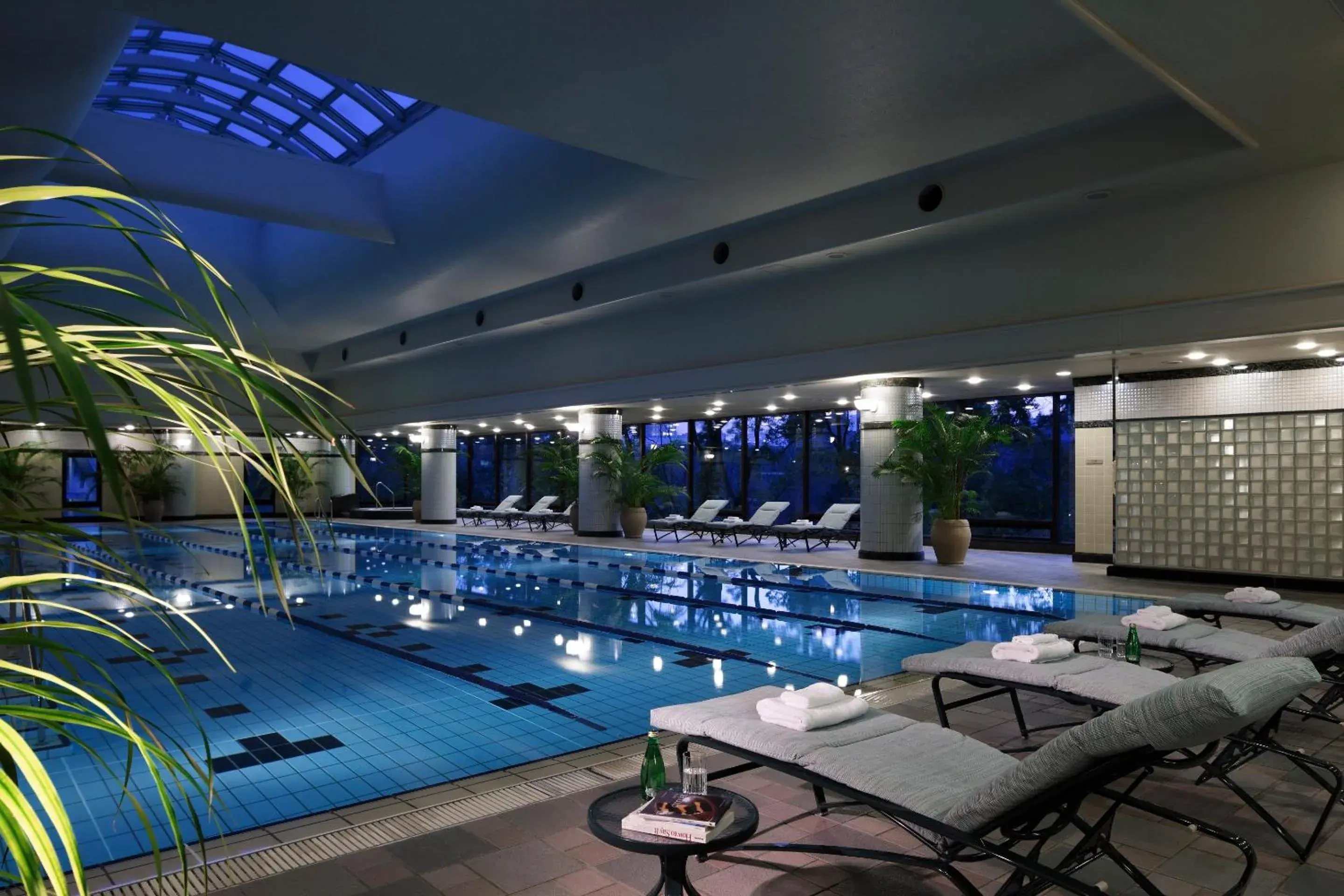 Swimming pool, Lounge/Bar in Rihga Royal Hotel Tokyo