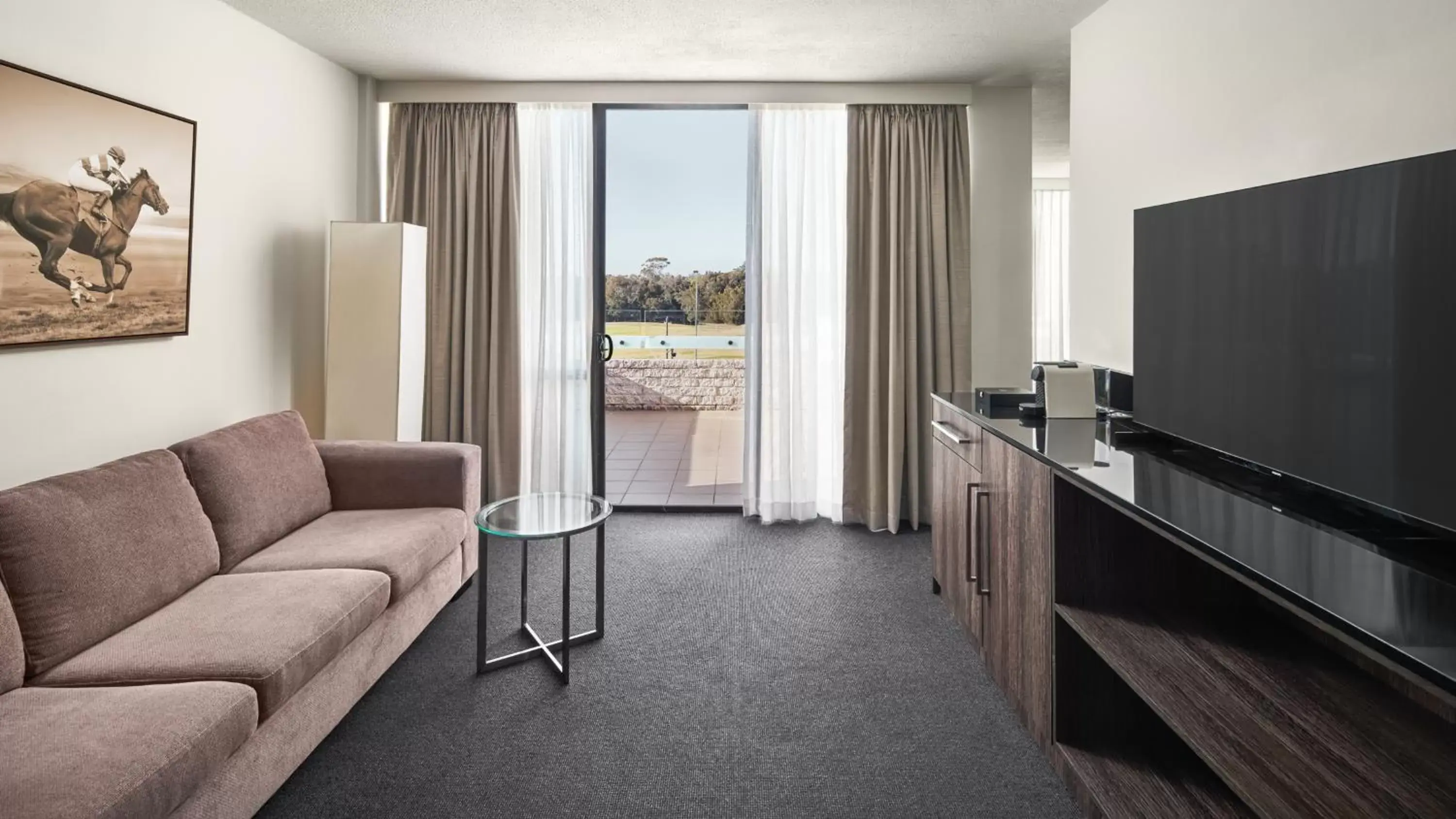 Living room, Seating Area in Holiday Inn Warwick Farm, an IHG Hotel