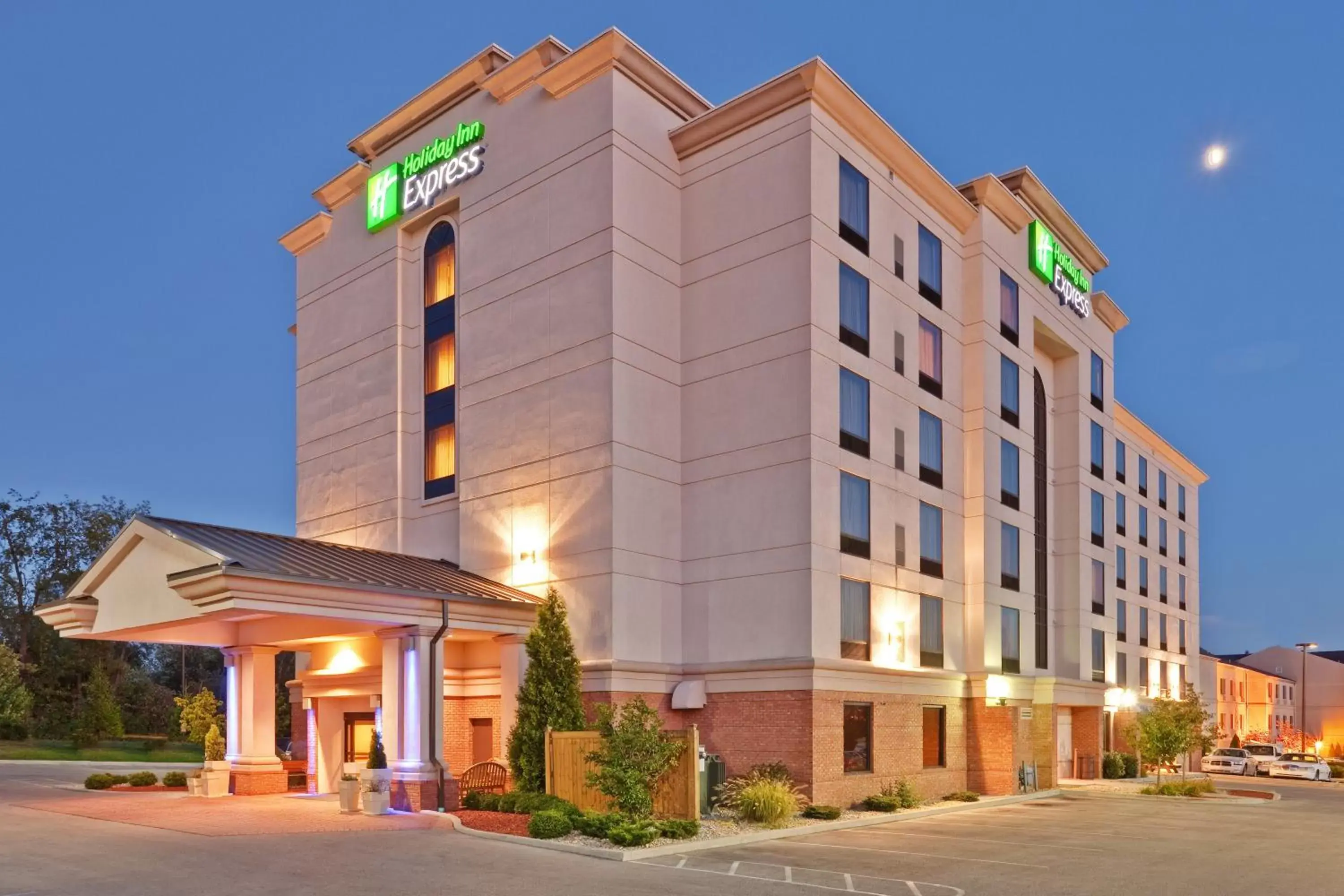 Property Building in Holiday Inn Express & Suites Bloomington, an IHG Hotel