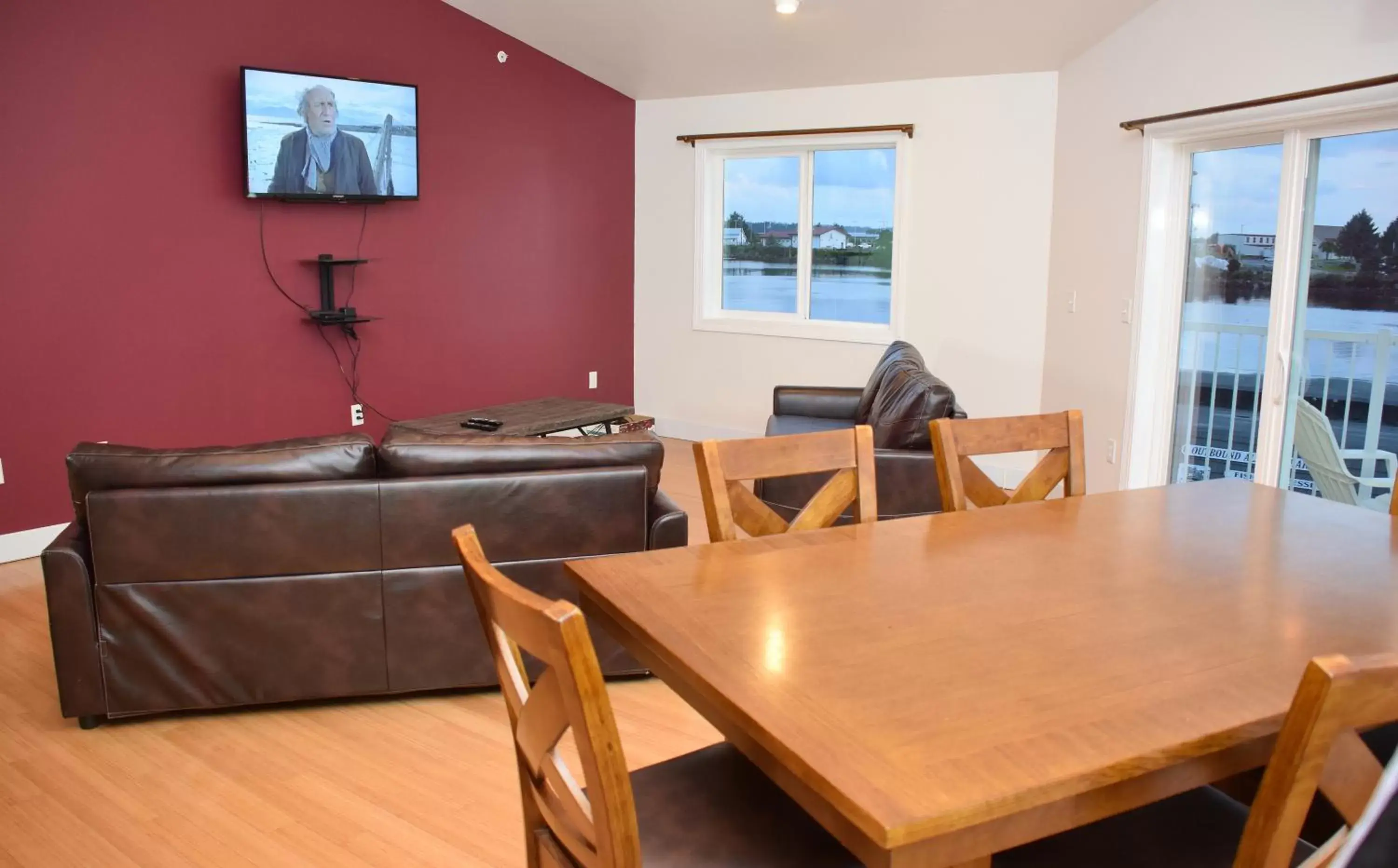 Dining Area in Longliner Lodge and Suites