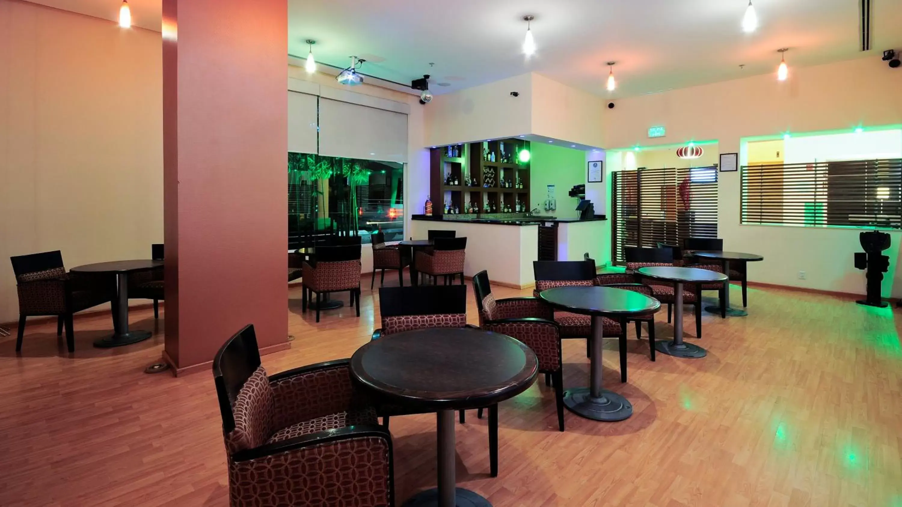 Lounge or bar, Restaurant/Places to Eat in Holiday Inn Uruapan, an IHG Hotel