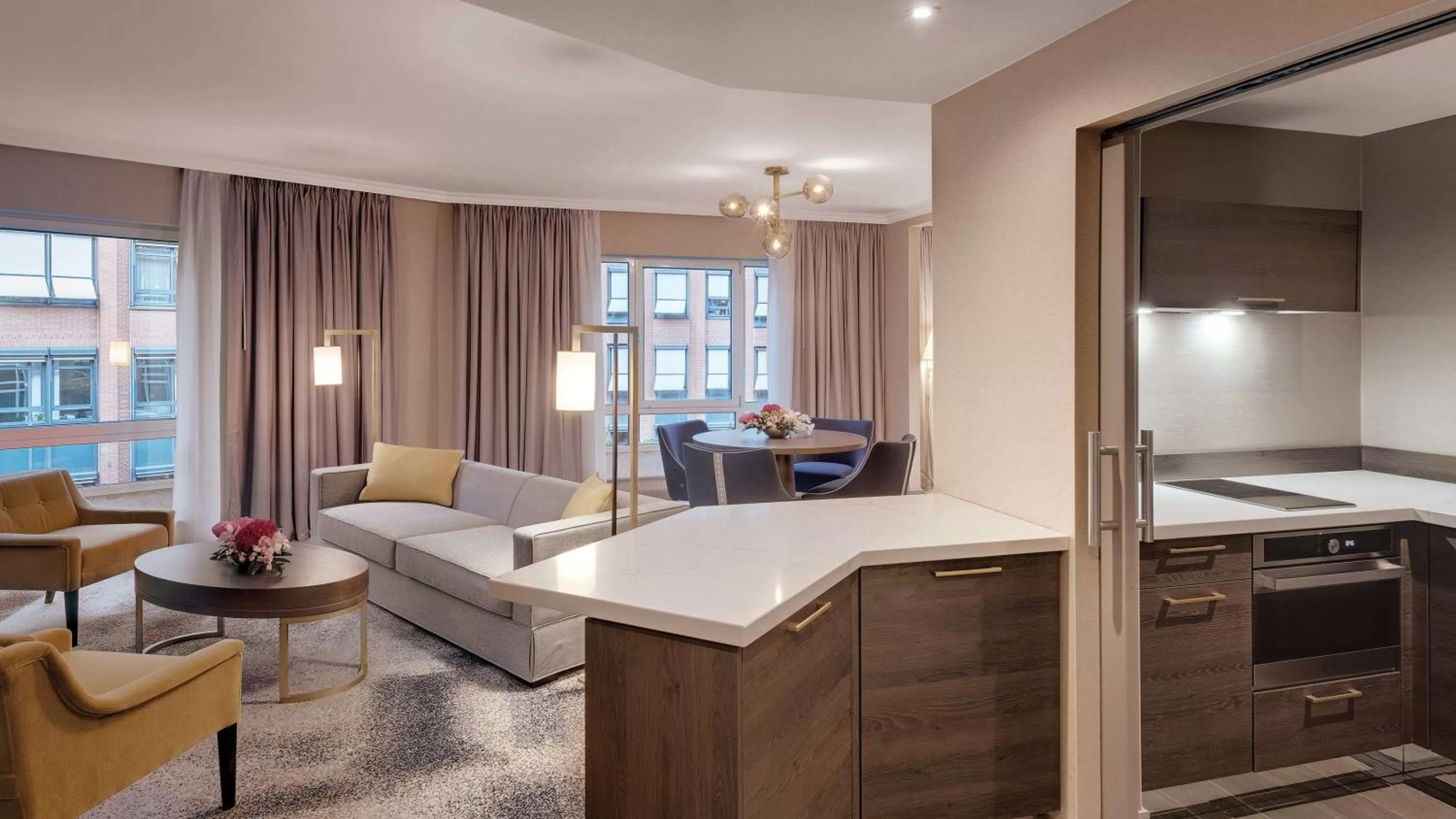 Living room, Bed in Hilton Munich City