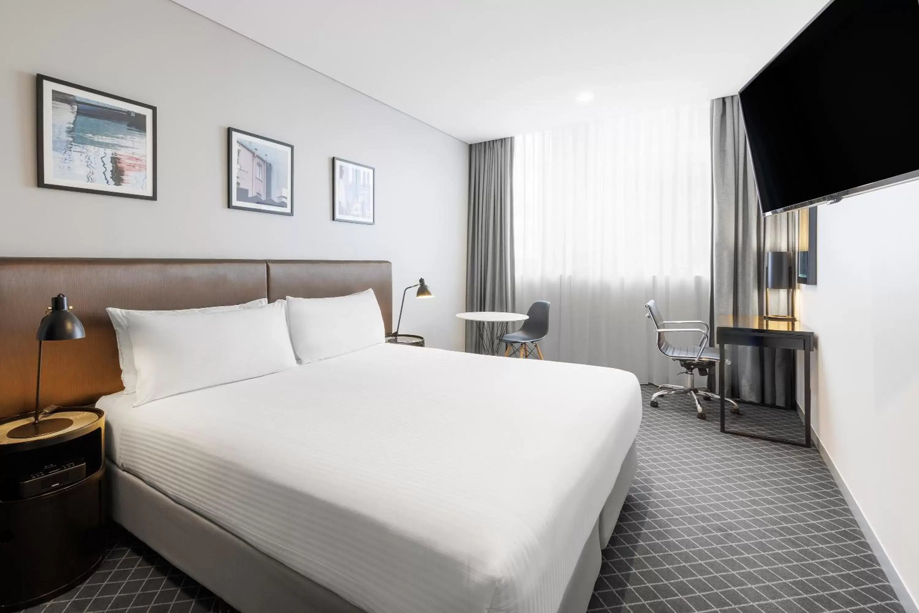 TV and multimedia, Bed in Holiday Inn & Suites Sydney Bondi Junction, an IHG Hotel