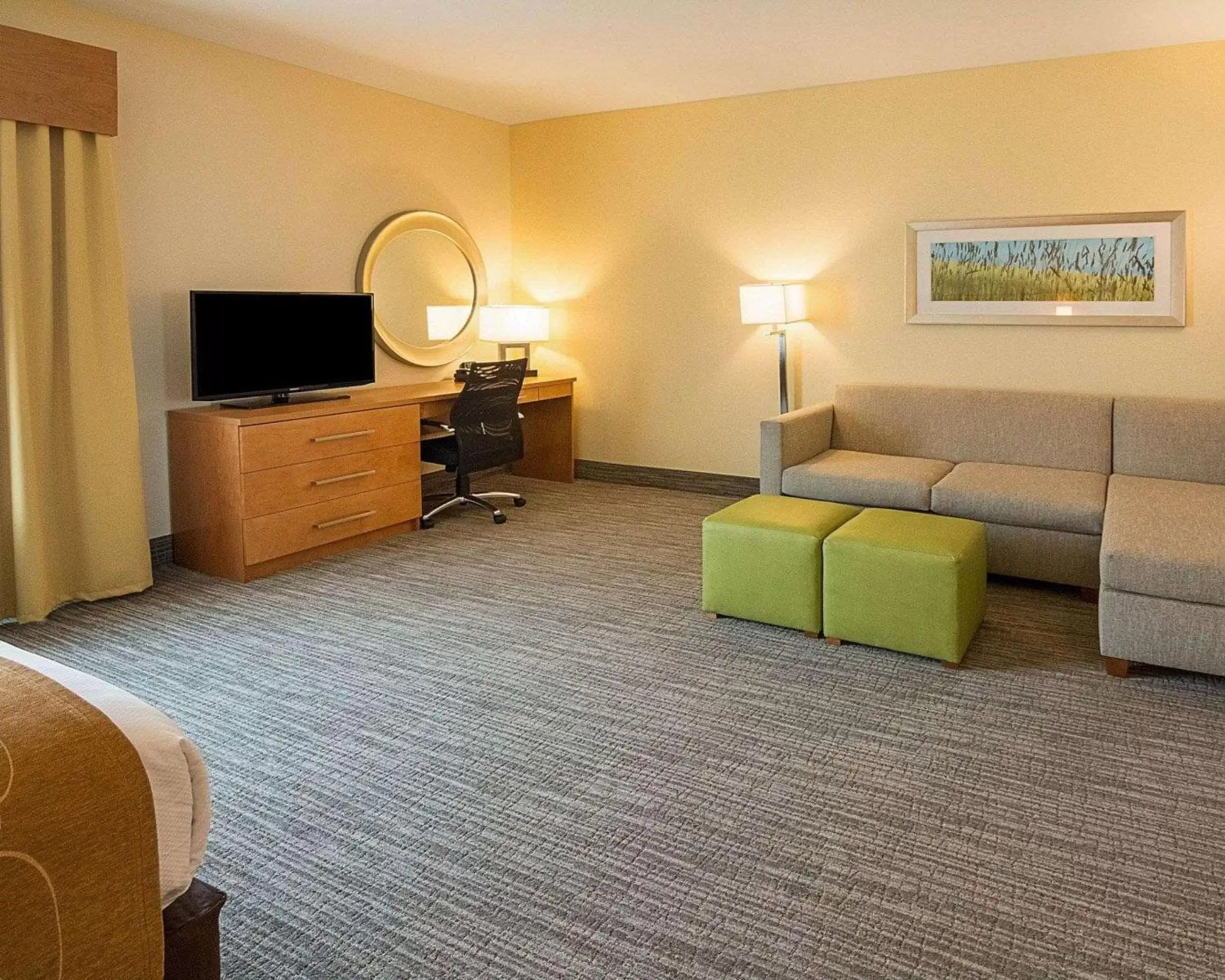 Photo of the whole room, Seating Area in Comfort Suites Bossier City