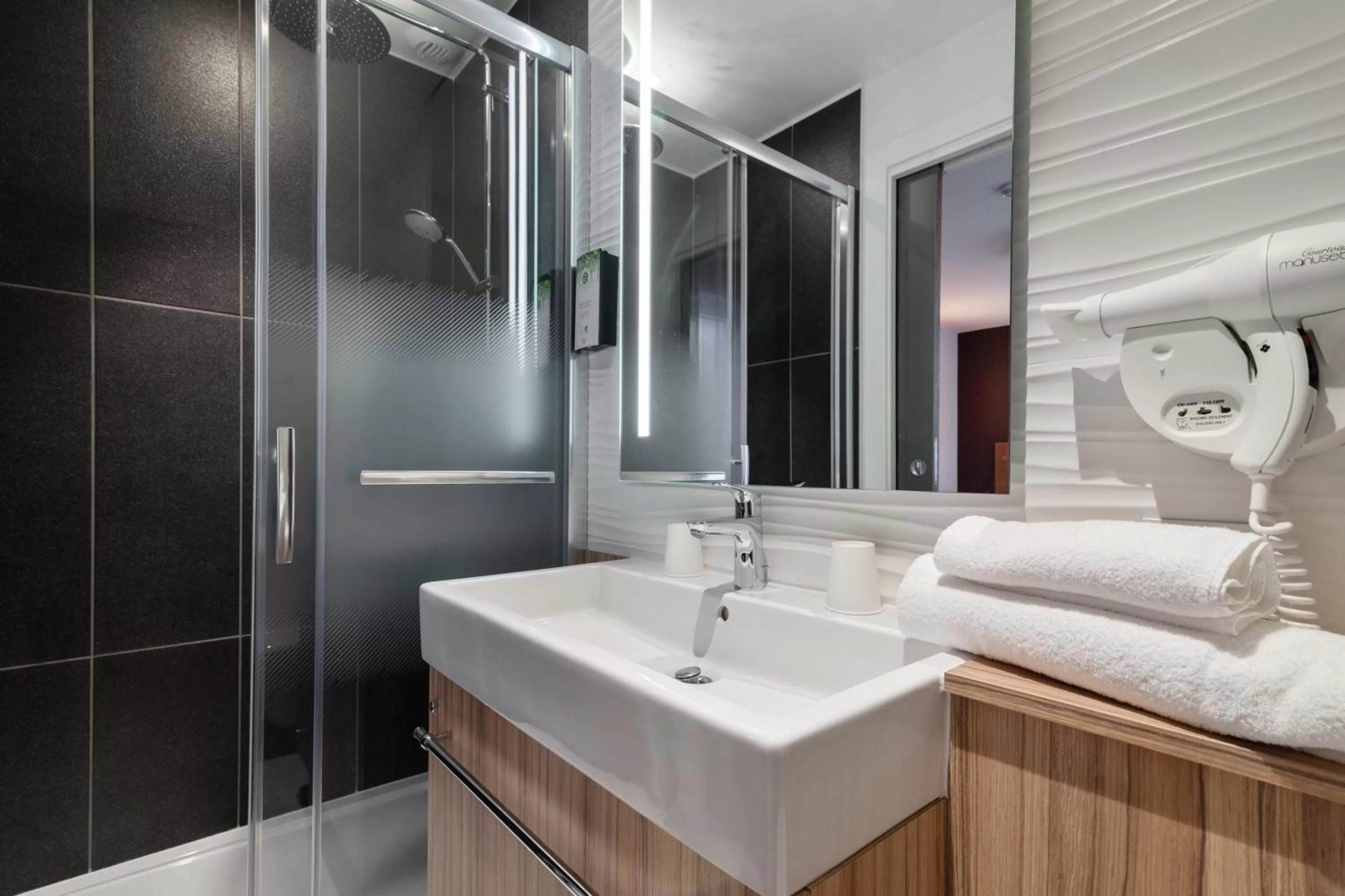 Bathroom in Campanile Epinal Centre - Gare