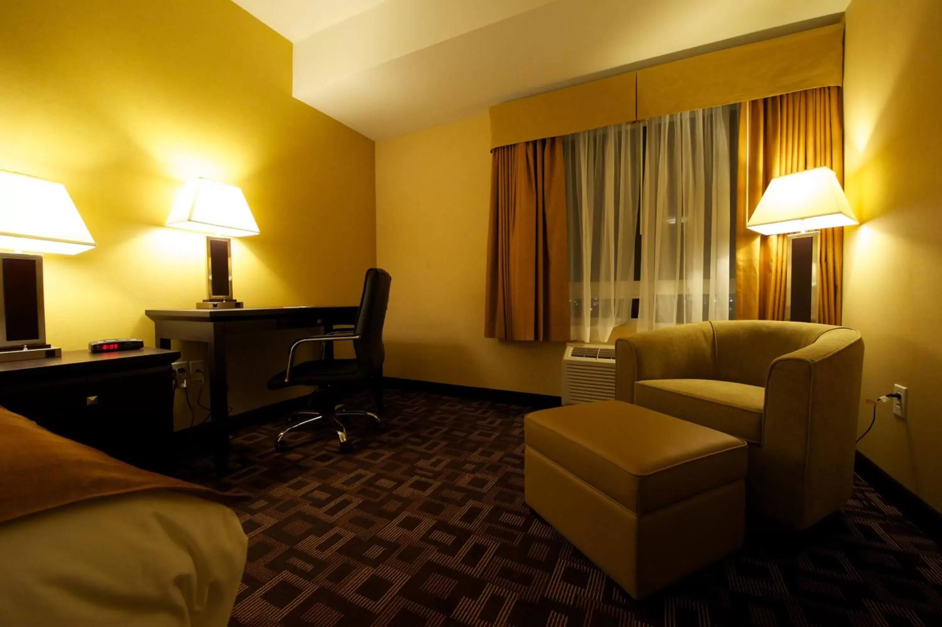 Queen Room with Two Queen Beds - Non-Smoking in Days Inn & Suites by Wyndham Winnipeg Airport Manitoba Queen Room with Two Queen Beds - Non-Smoking in Days Inn & Suites by Wyndham Winnipeg Airport Manitoba