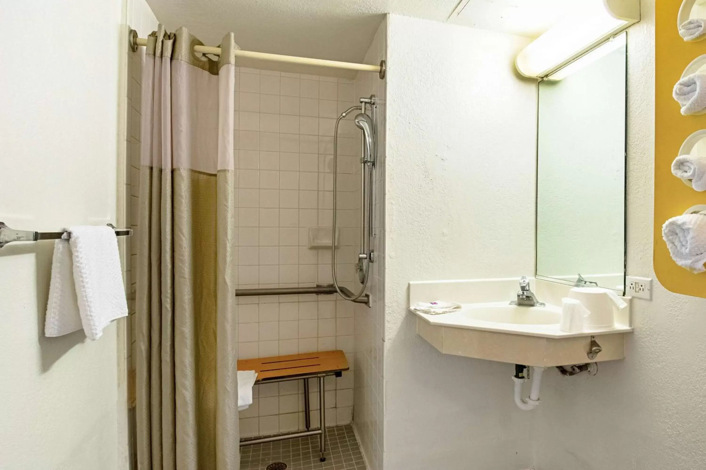 Shower, Bathroom in Motel 6-Palatine, IL - Chicago Northwest