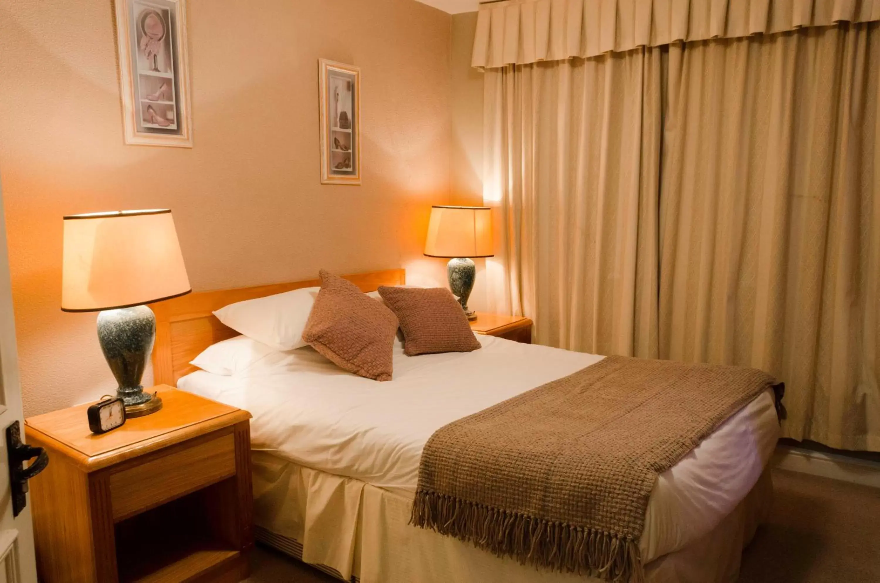 Bedroom, Bed in The Kings Head Hotel