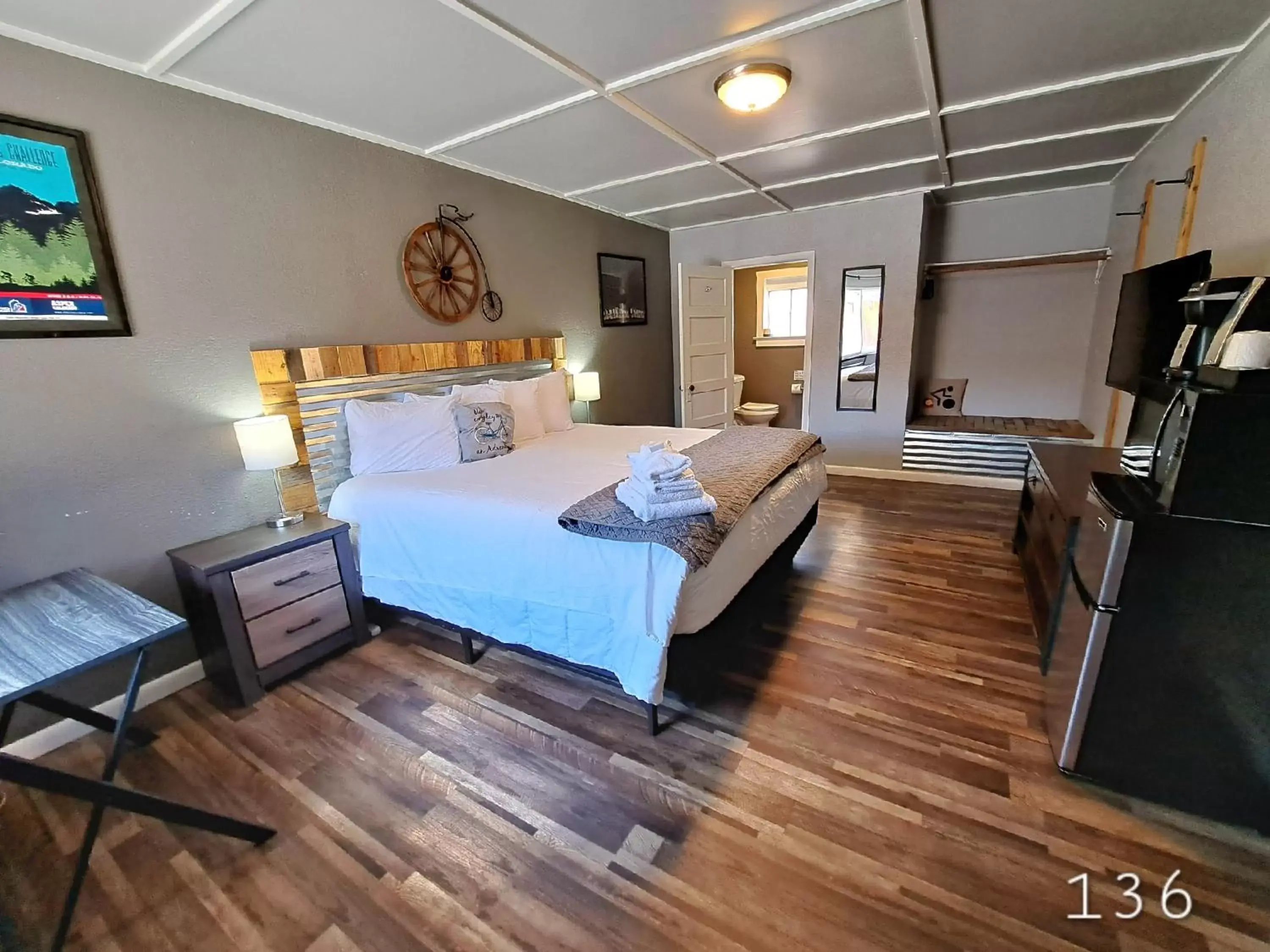 Bedroom, Bed in Buffalo Lodge Bicycle Resort - Amazing access to local trails & the Garden