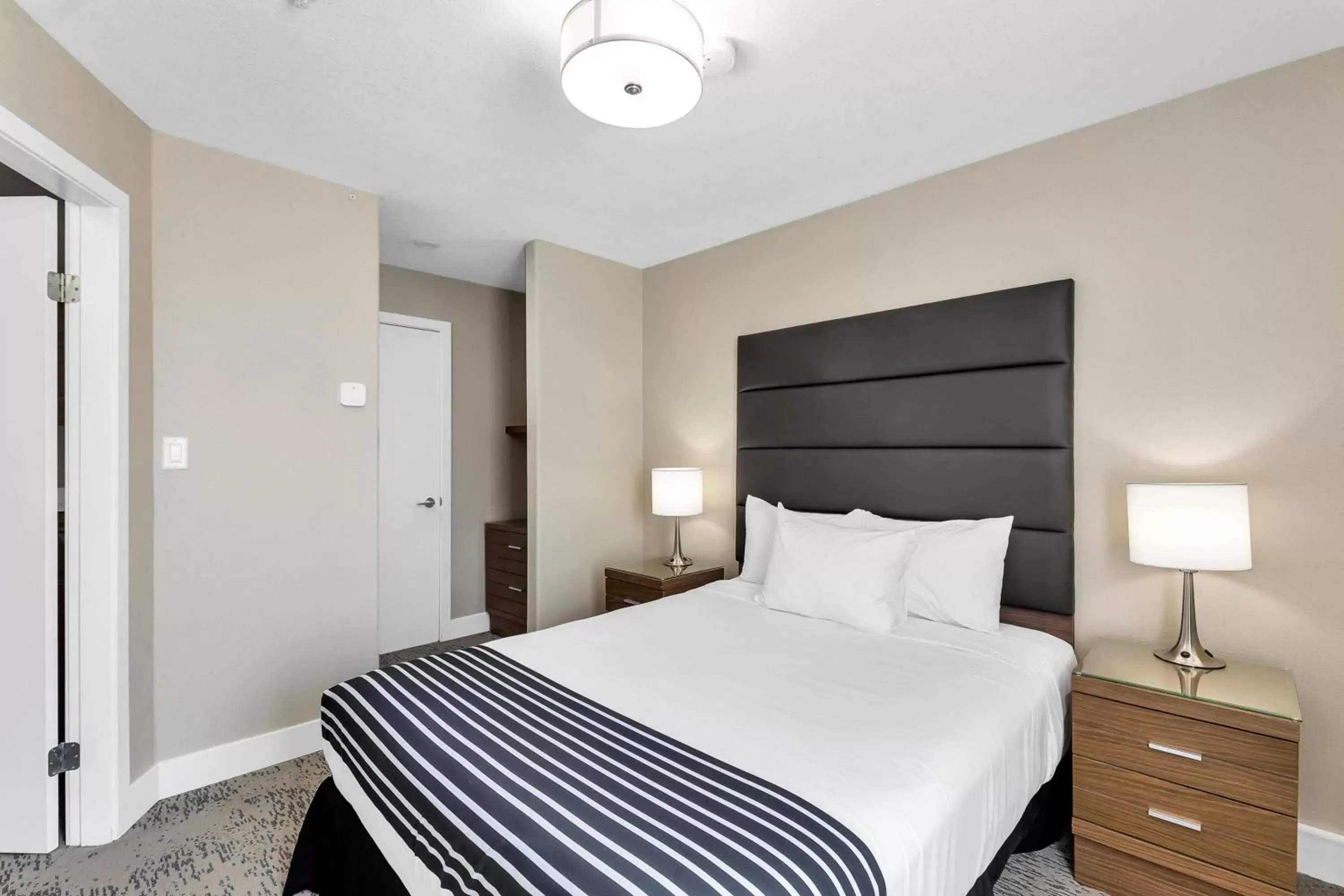 Photo of the whole room, Bed in Sandman Hotel Grande Prairie