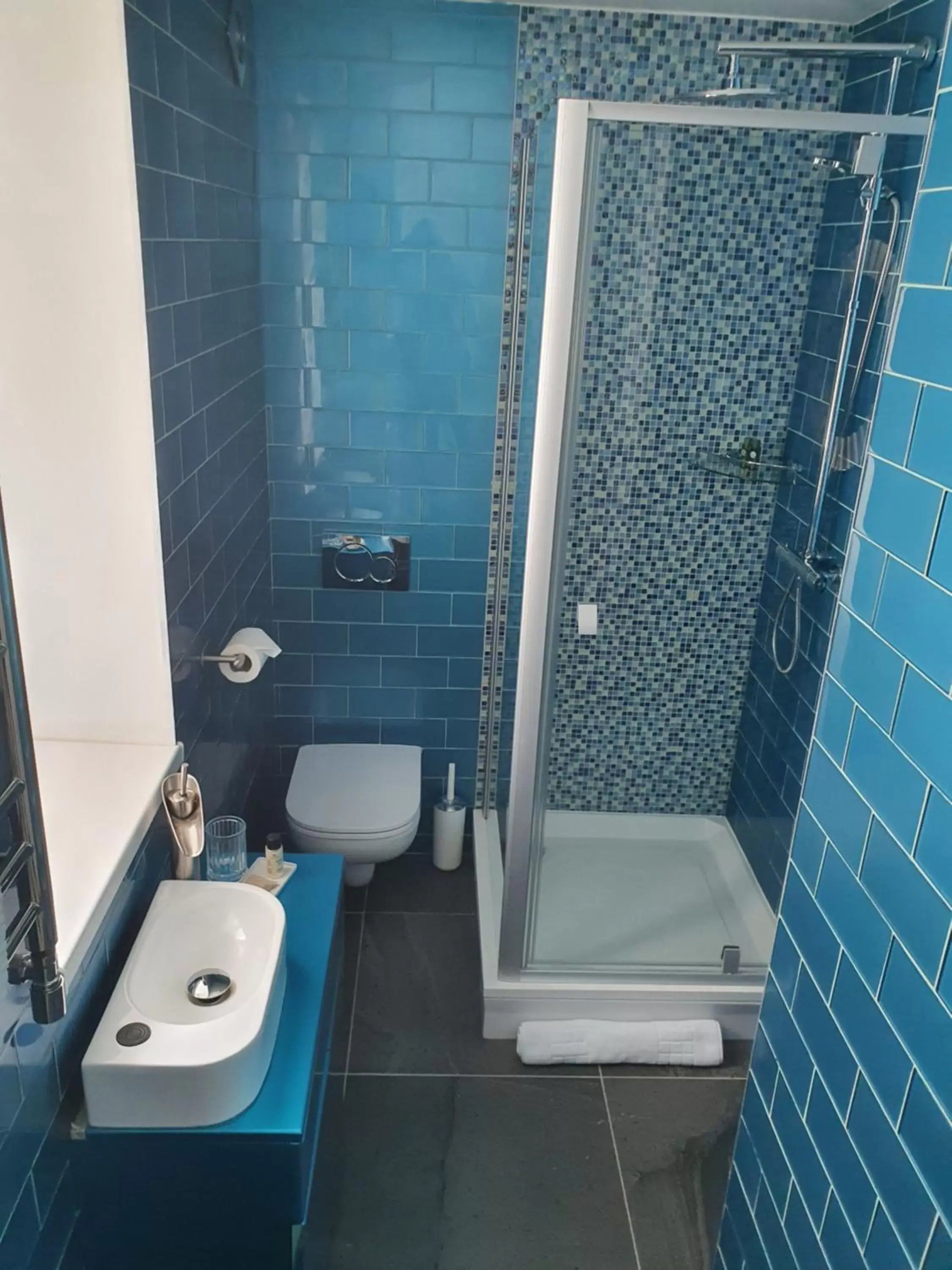 Shower, Bathroom in Newquay Beach Hotel