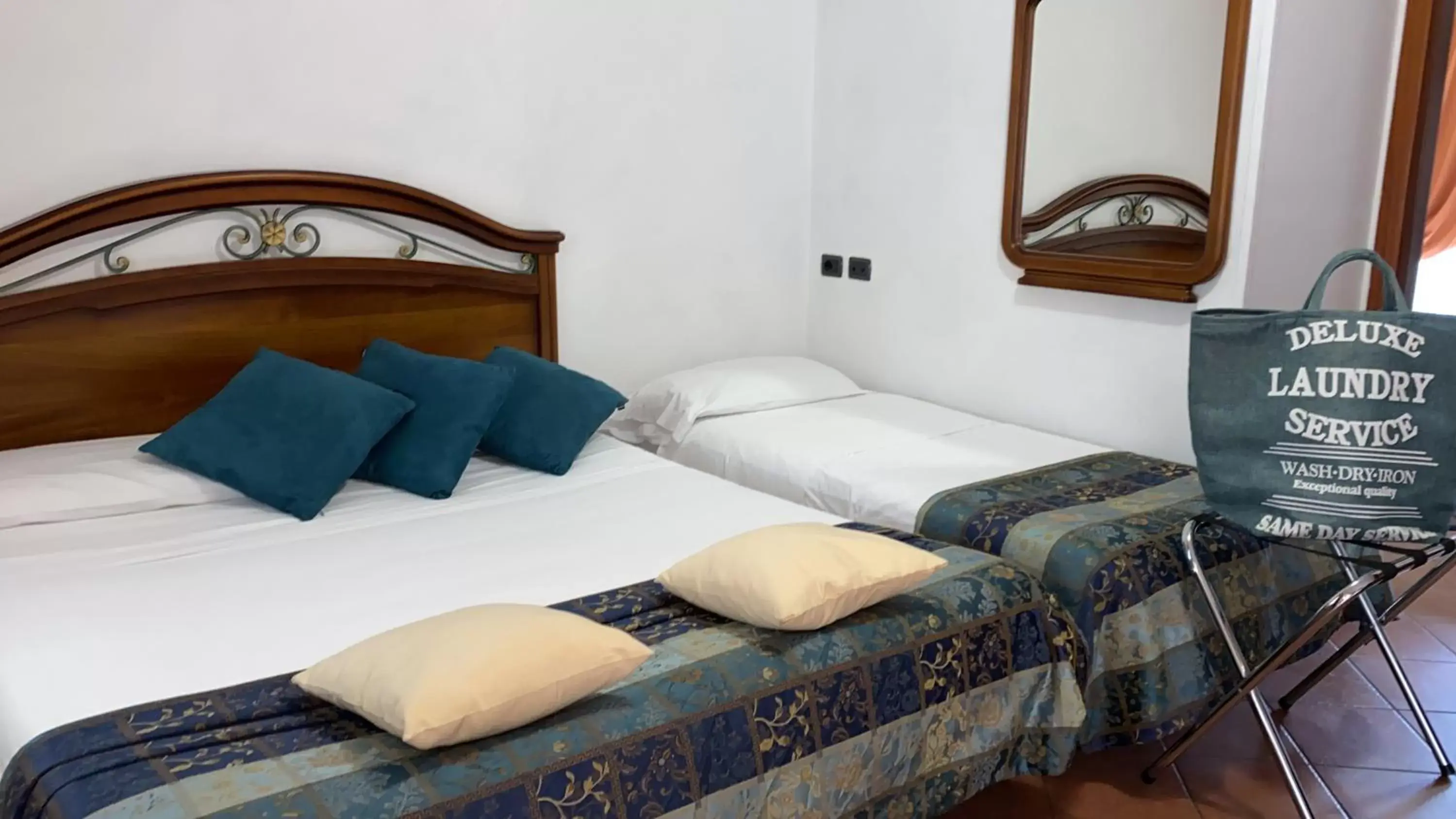 Property building, Bed in Euro House Inn Airport