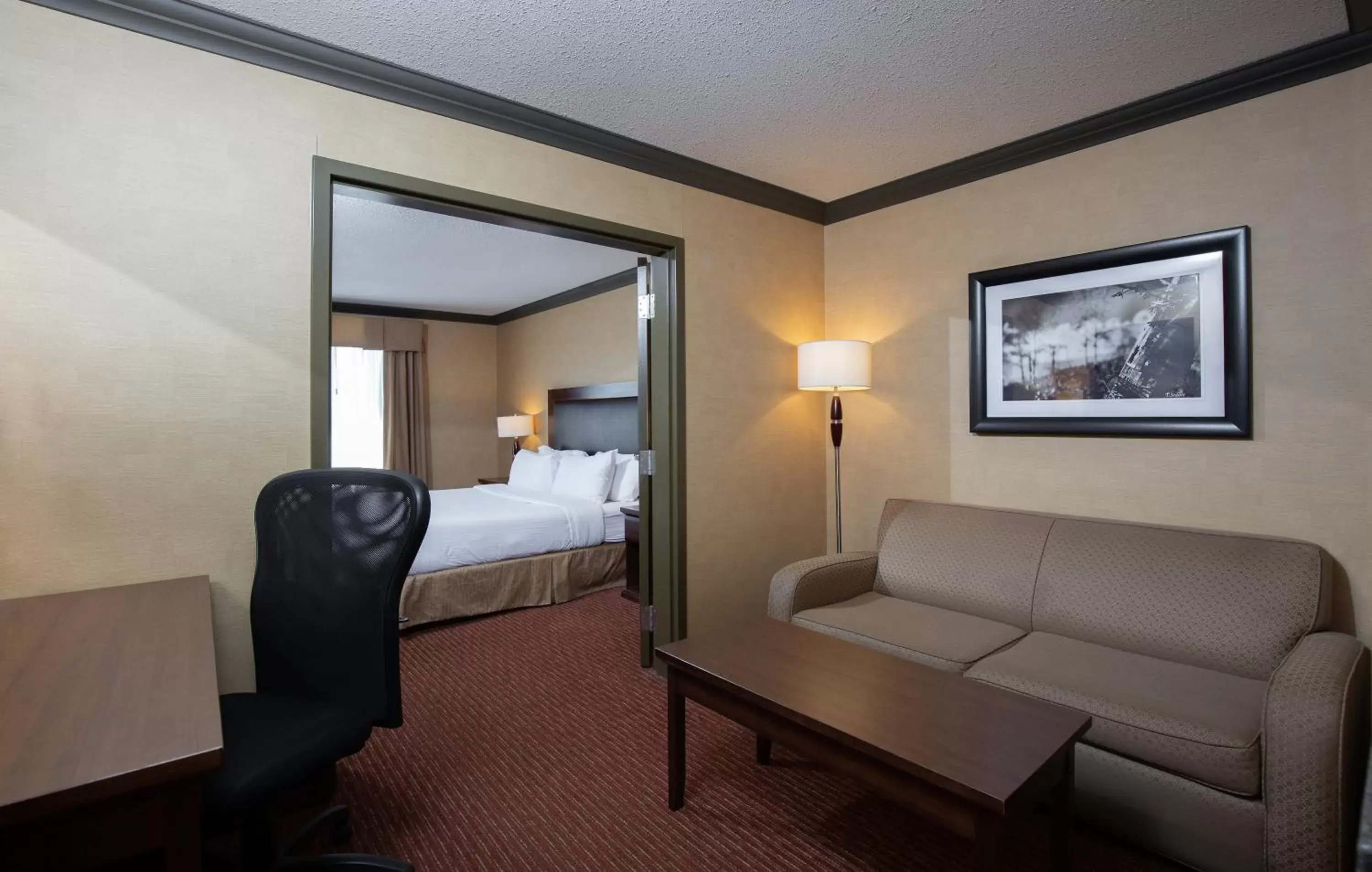 Living room, Bed in Pomeroy Hotel Fort St. John