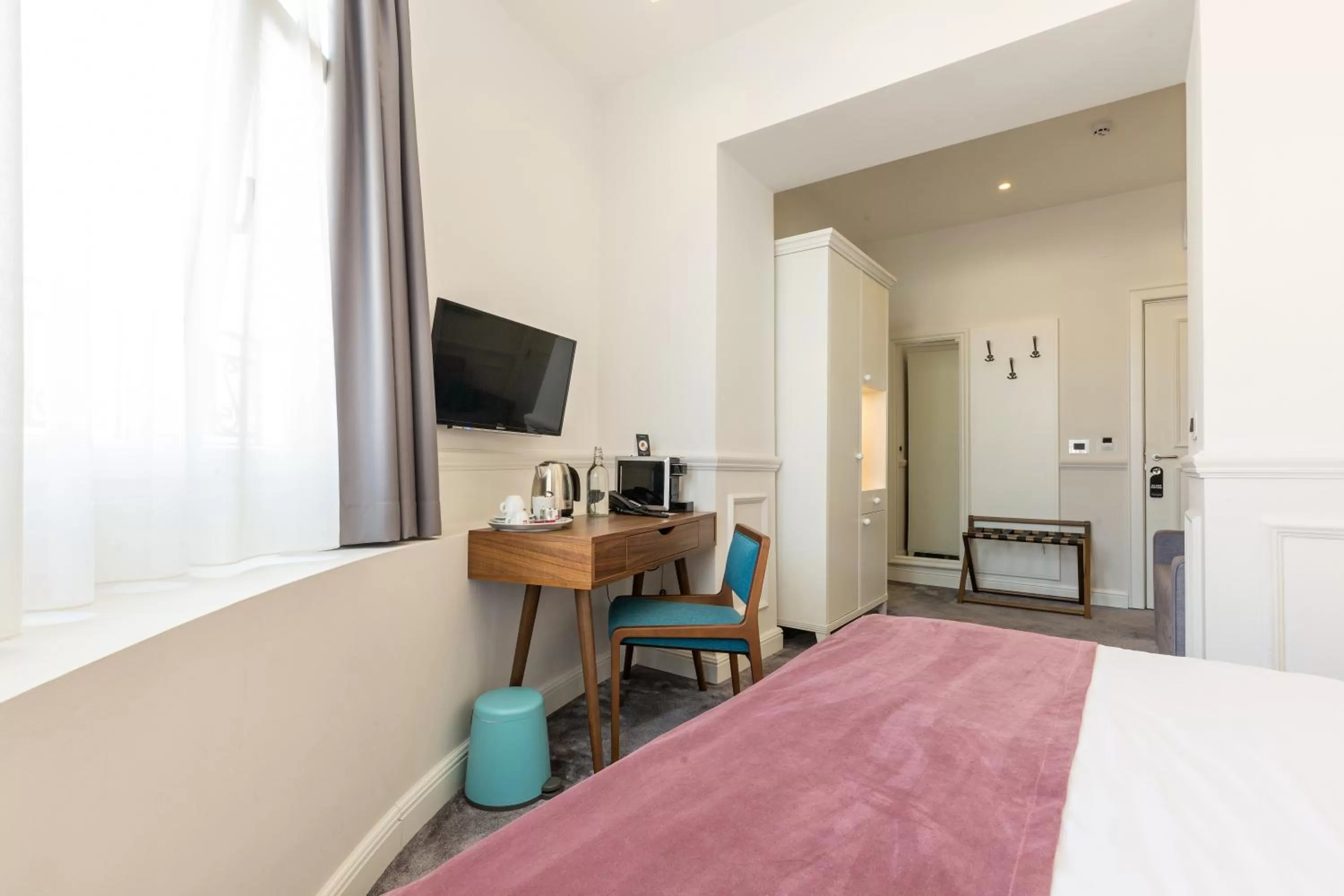 Seating area, Bed in Public House Hotel