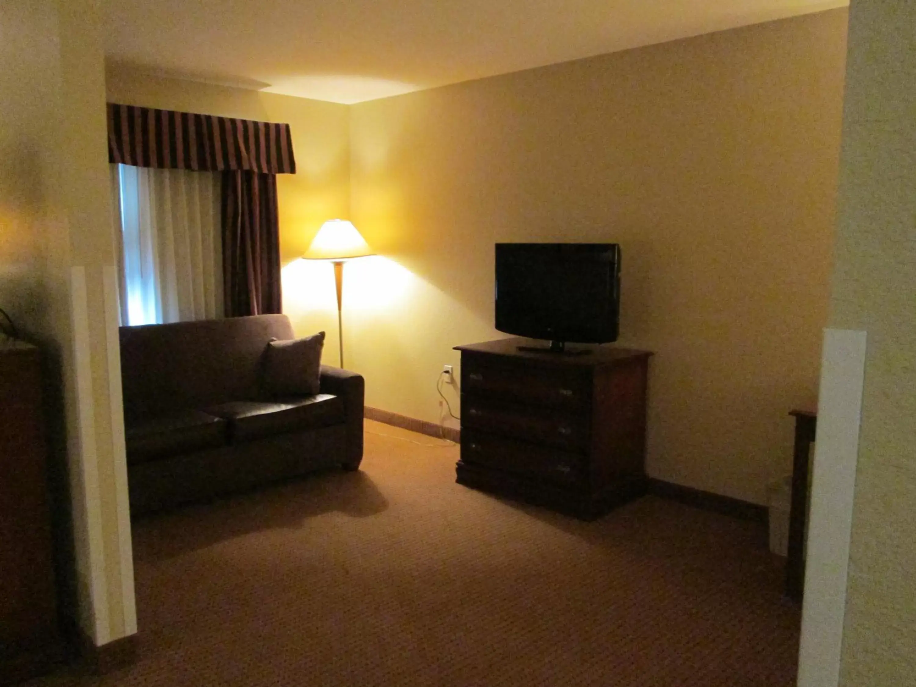 Photo of the whole room, TV/Entertainment Center in Holiday Inn Express - Newell-Chester WV, an IHG Hotel