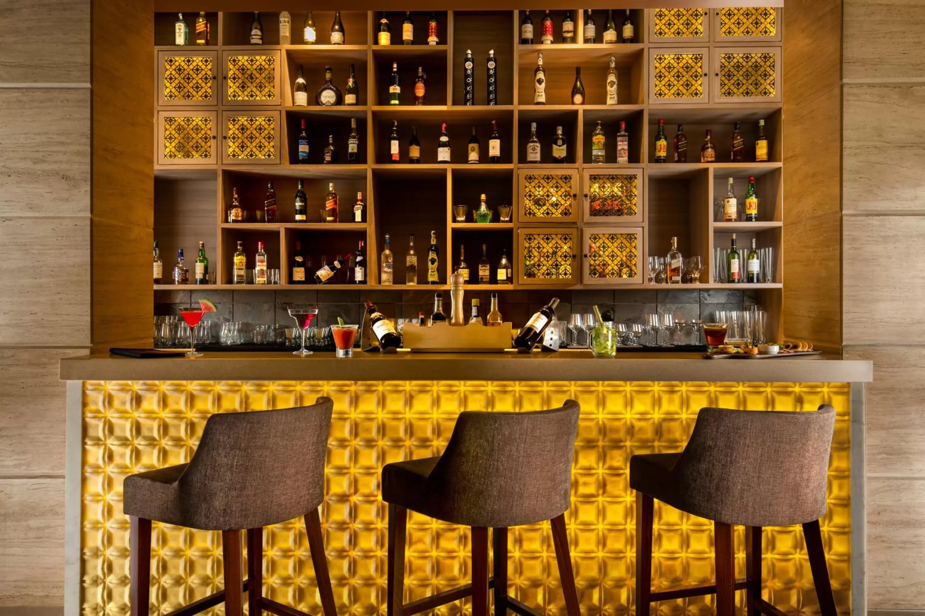 Lounge or bar, Lounge/Bar in Sandal Suites by Lemon Tree Hotels