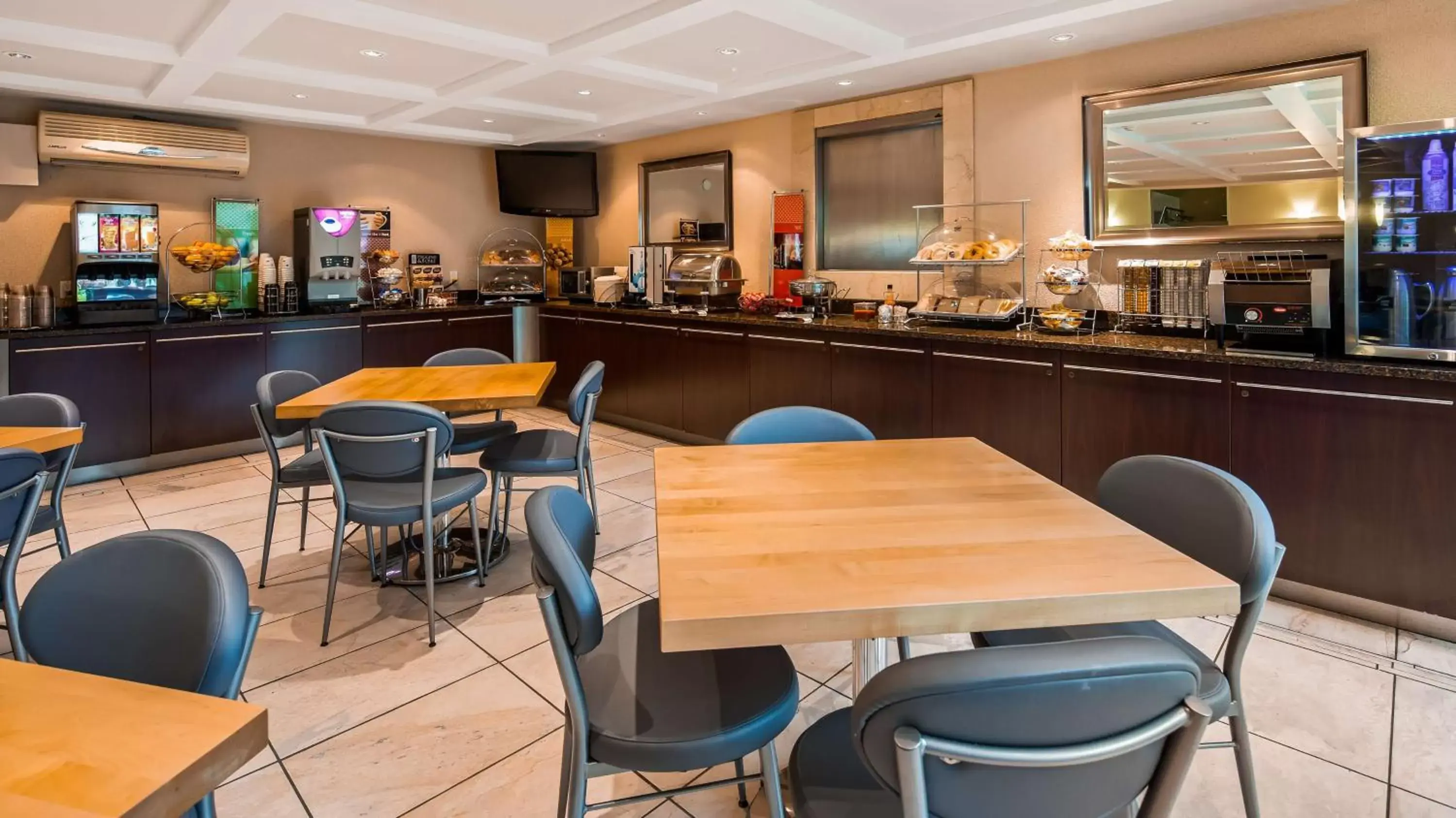 Restaurant/Places to Eat in Best Western Plus Regency Inn and Conference Centre