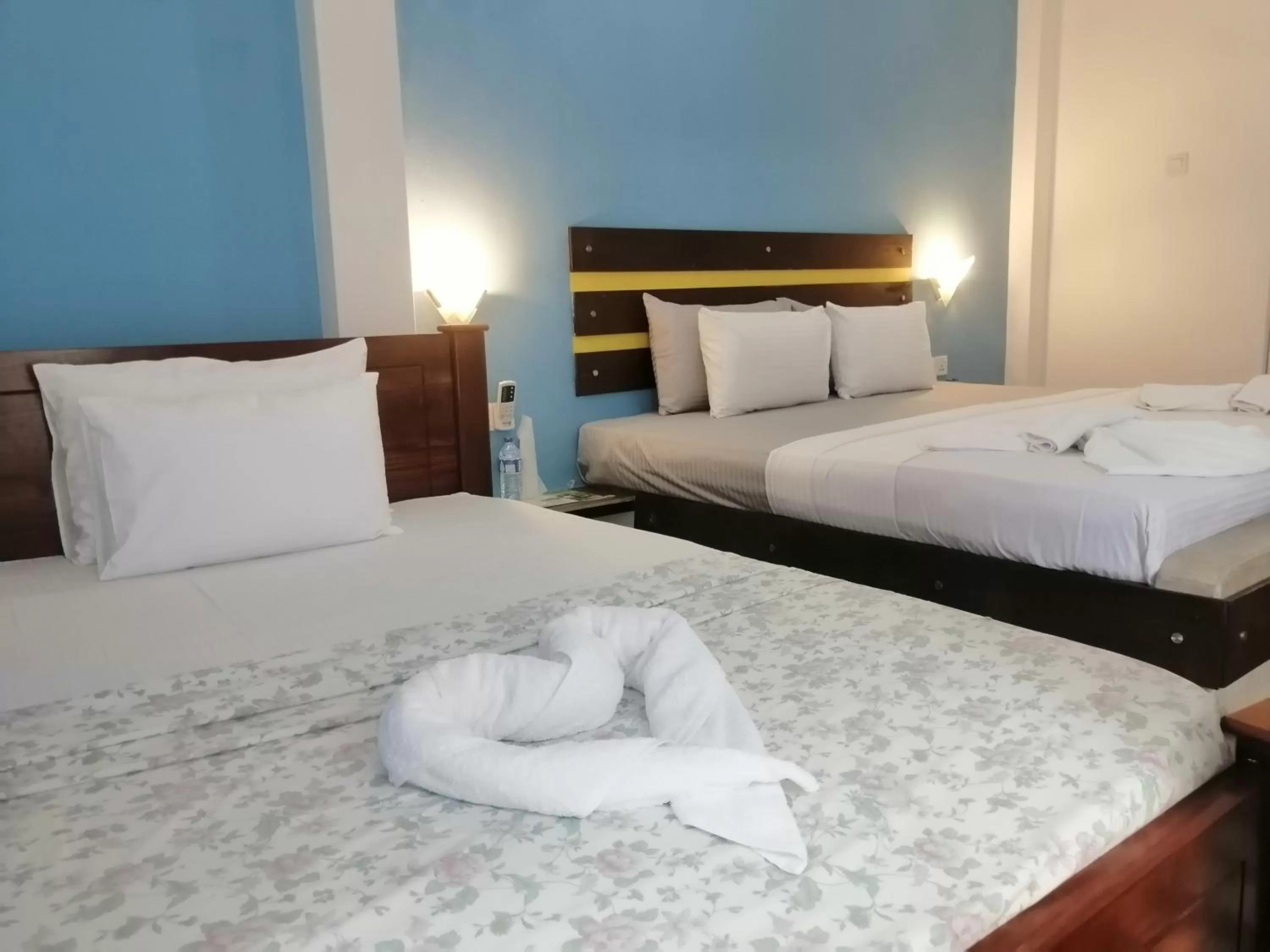 Bed in Le Petit Hotel & Restaurant