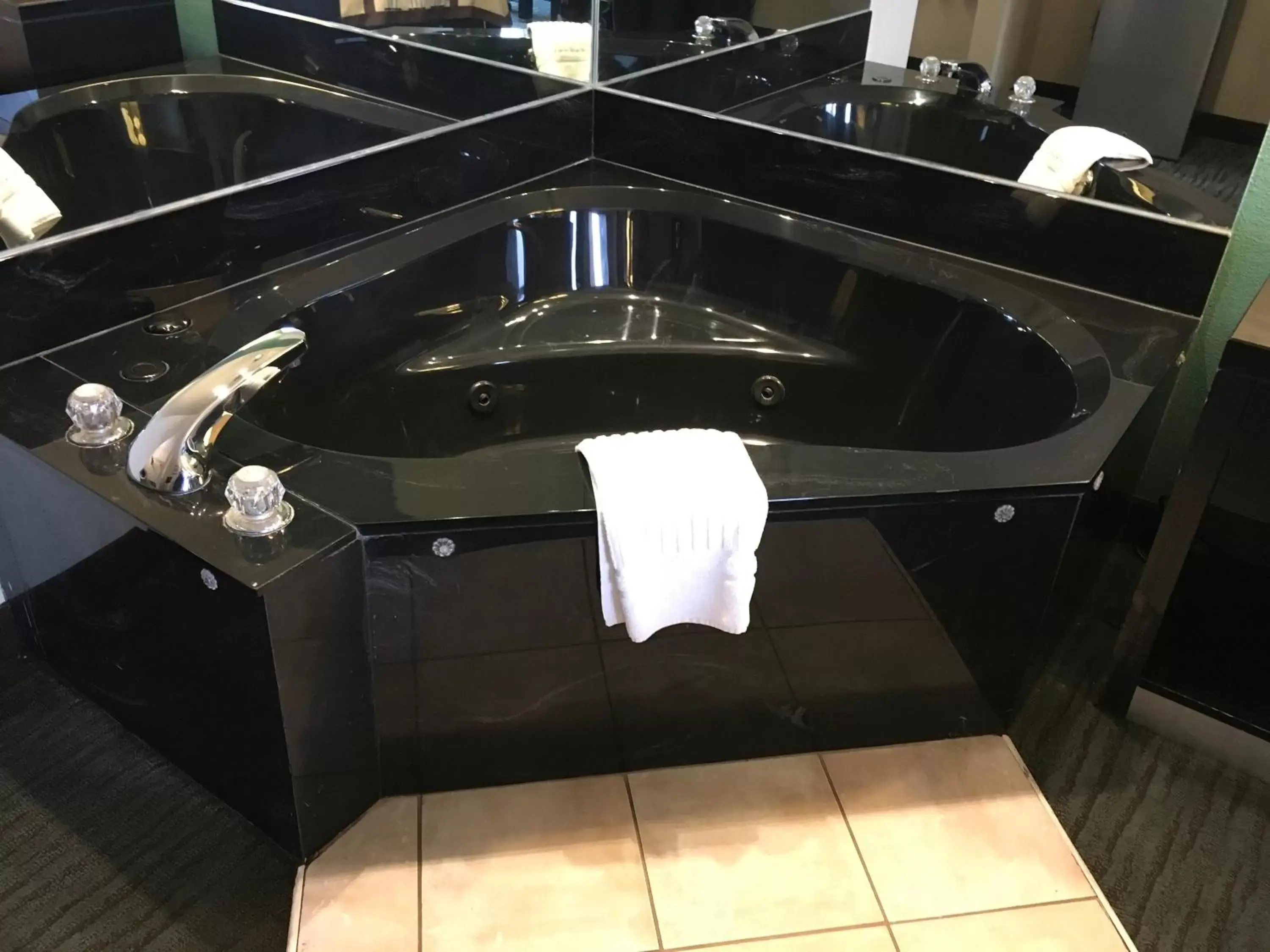Hot Tub in GuestHouse Inn Dothan