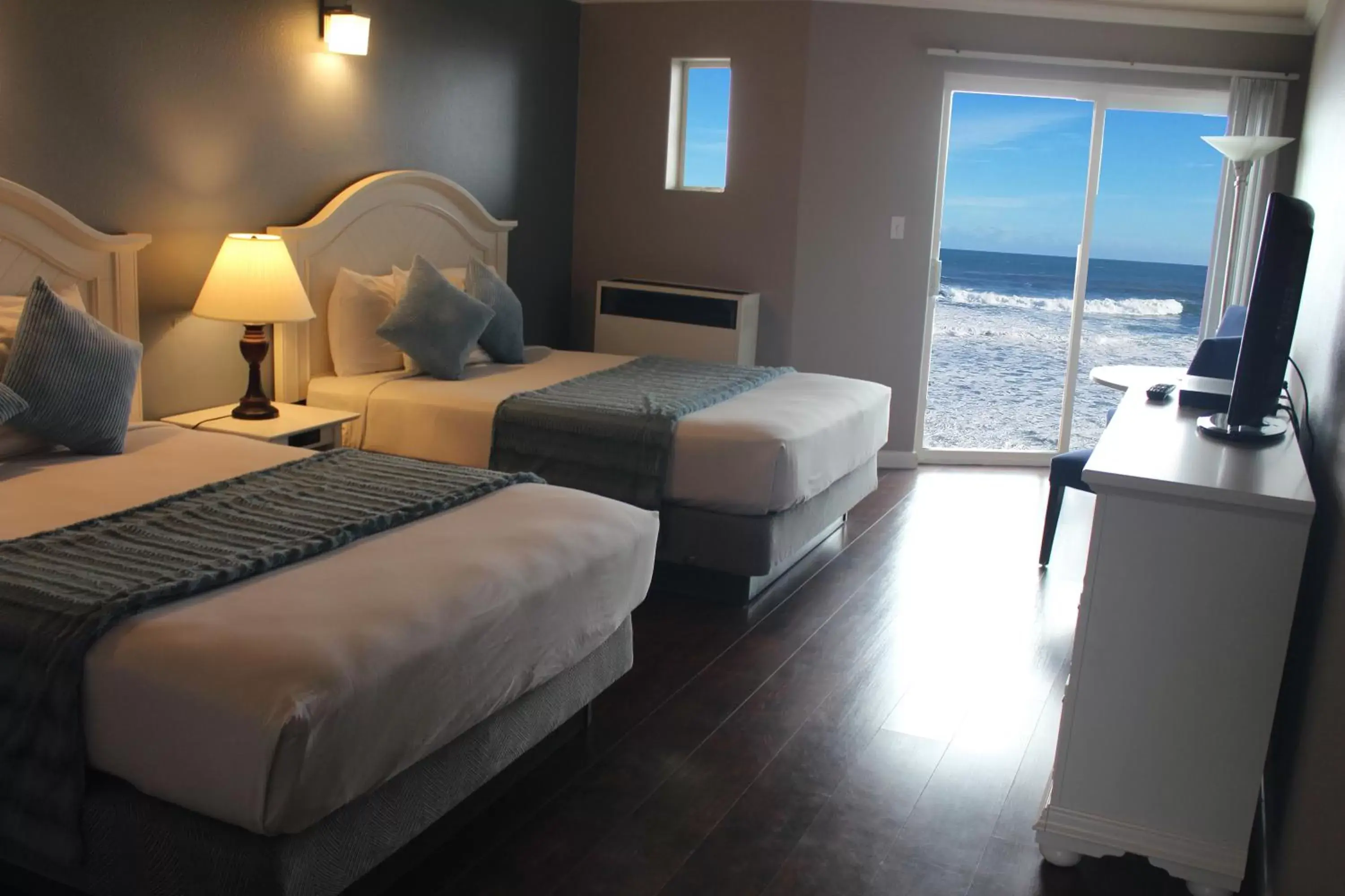 Photo of the whole room, Bed in The Oceanfront Inn