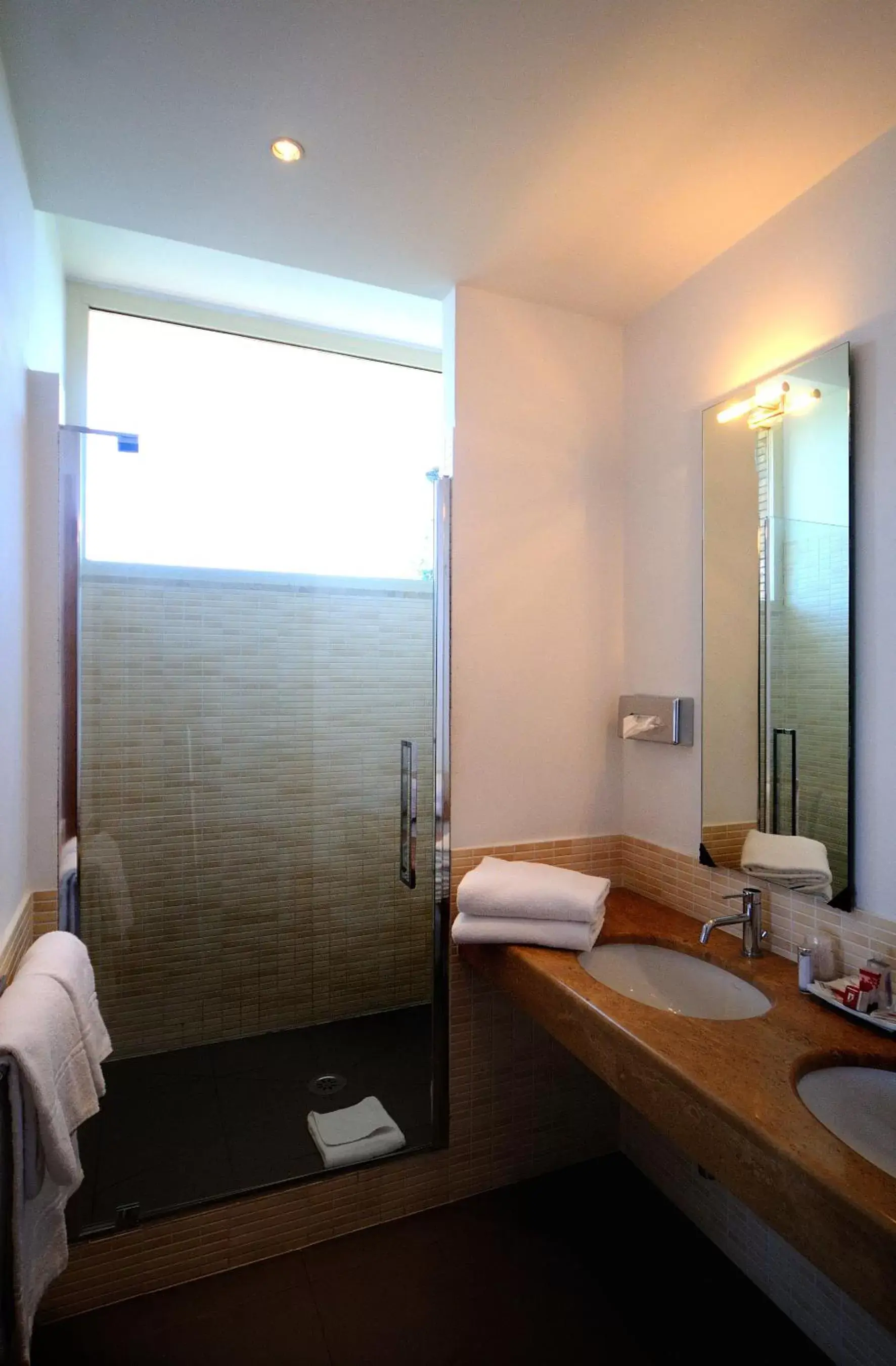 Shower, Bathroom in Best Western Hotel Globus