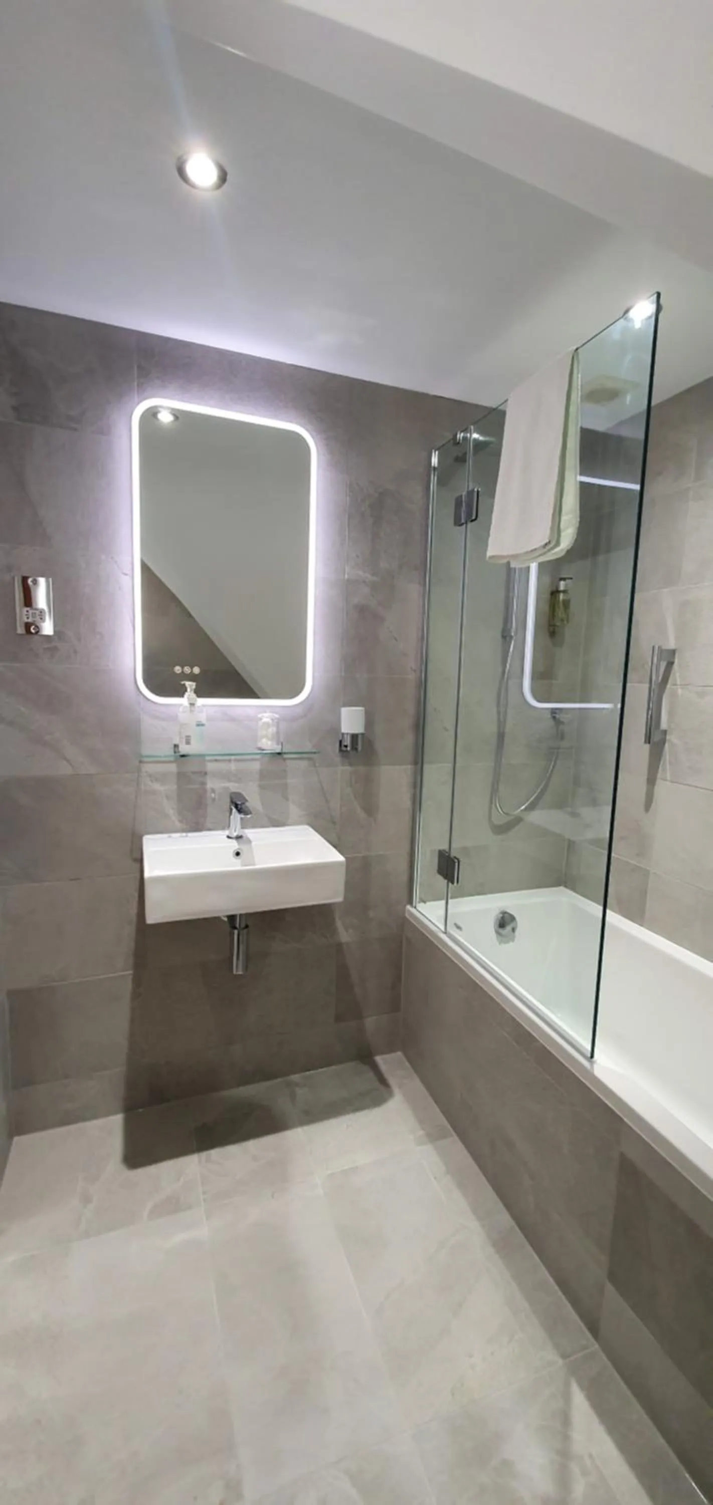 Bathroom in The Lawn Guest House Gatwick