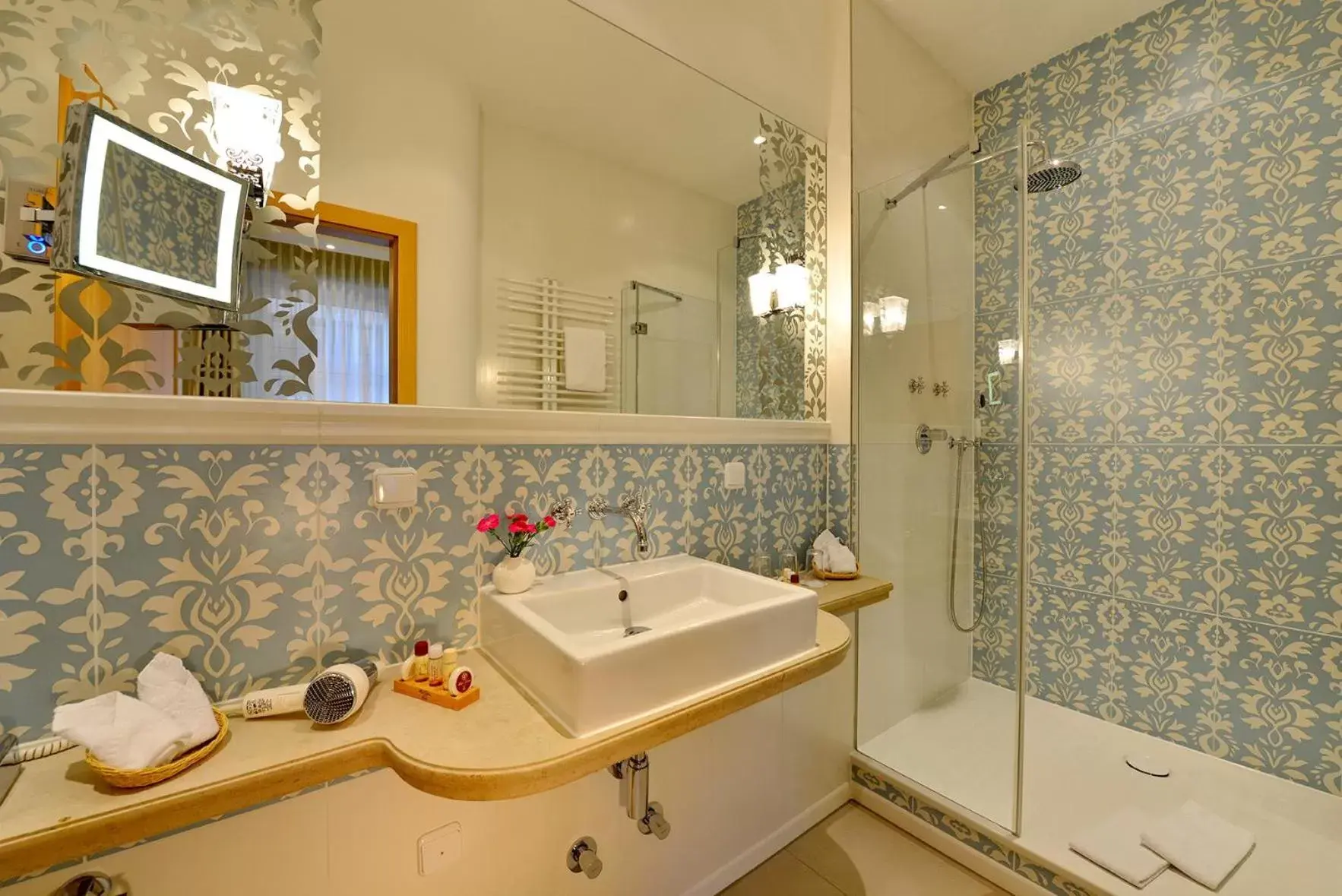 Shower, Bathroom in Hotel Torbräu