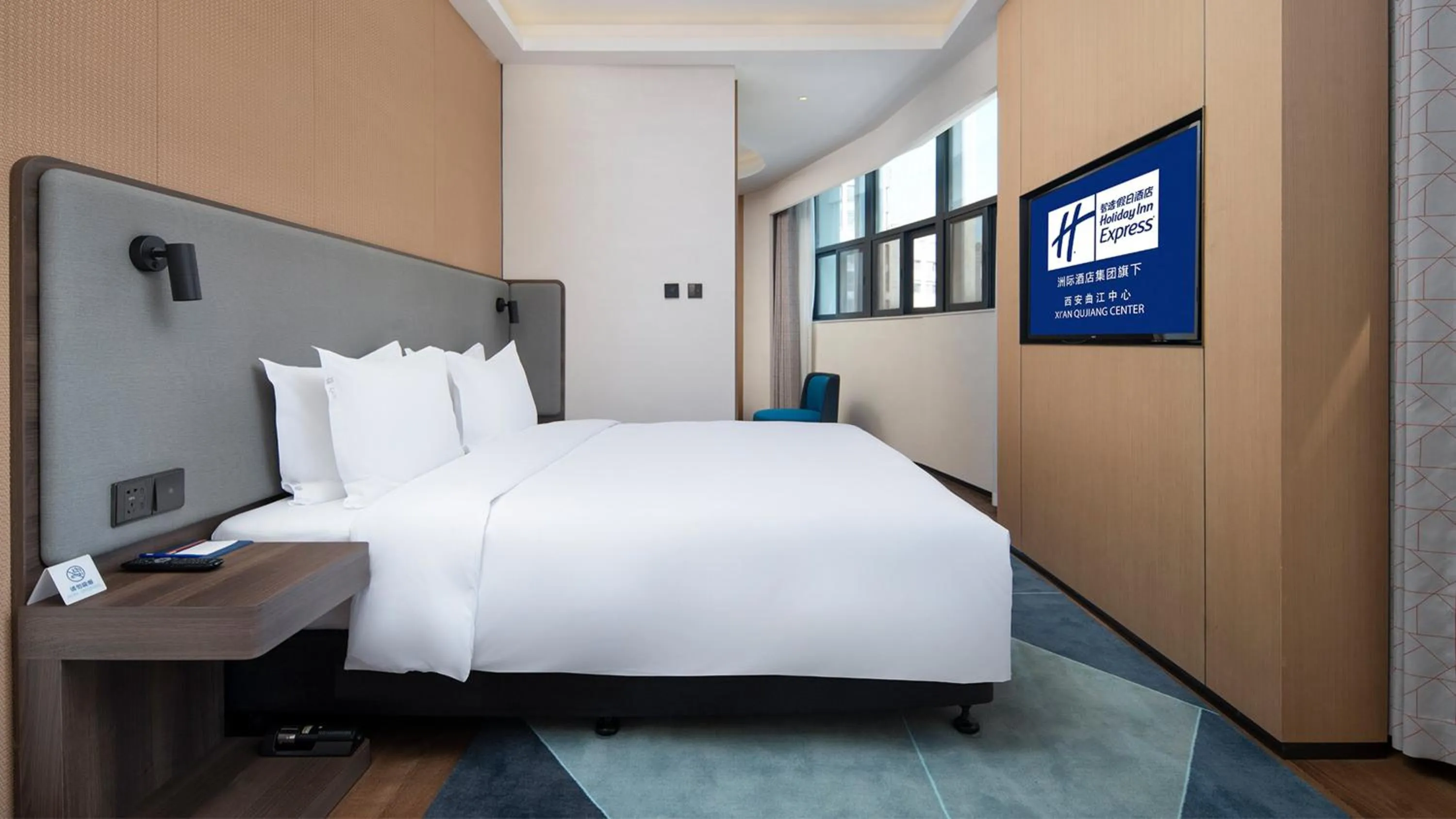 Photo of the whole room, Bed in Holiday Inn Express Xi'an Qujiang Center by IHG