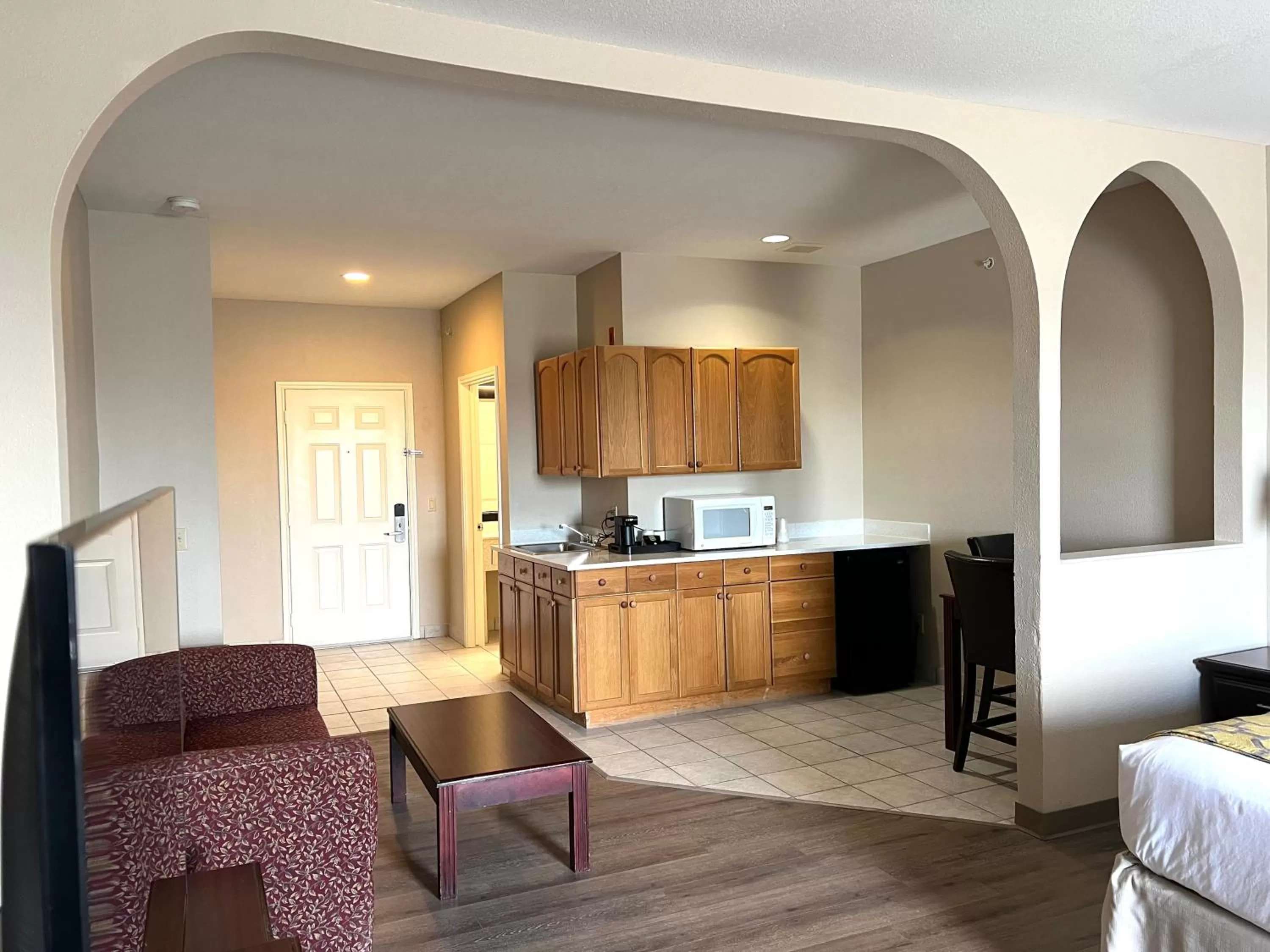 Living room, Bed in Baymont by Wyndham Houston Brookhollow