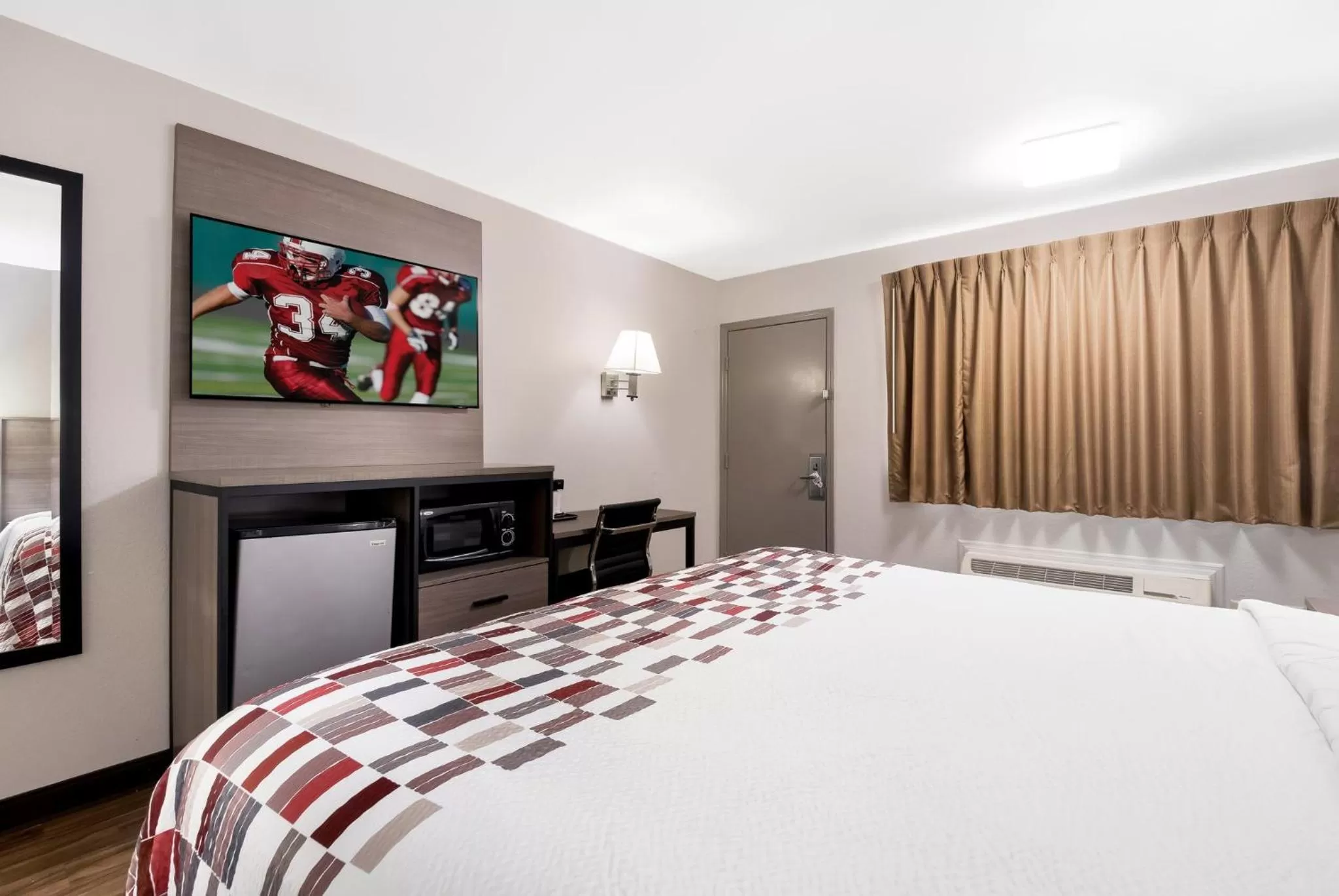 Bedroom, Bed in Red Roof Inn Chattanooga - Lookout Mountain