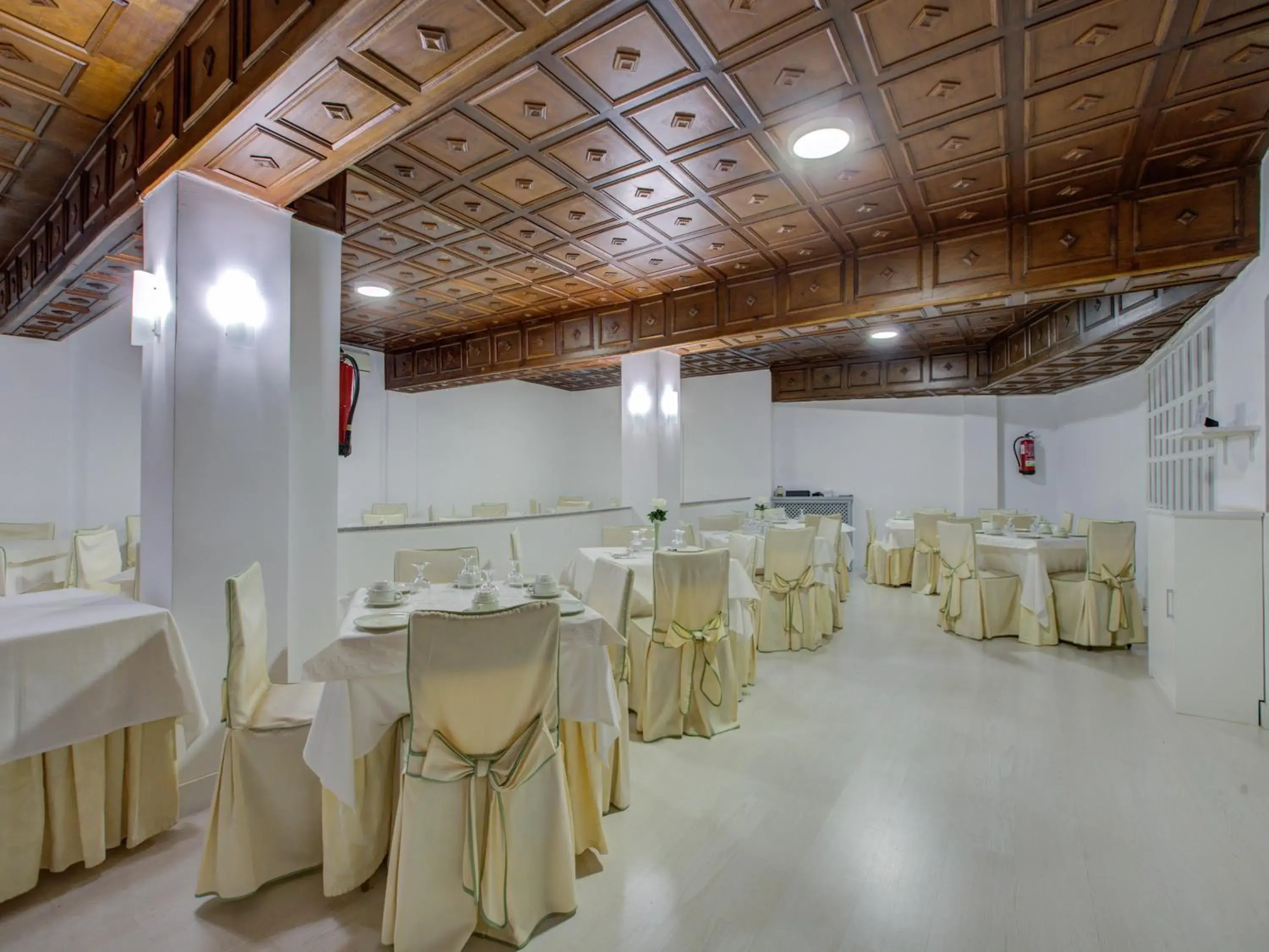 Restaurant/places to eat, Banquet Facilities in Emperatriz I